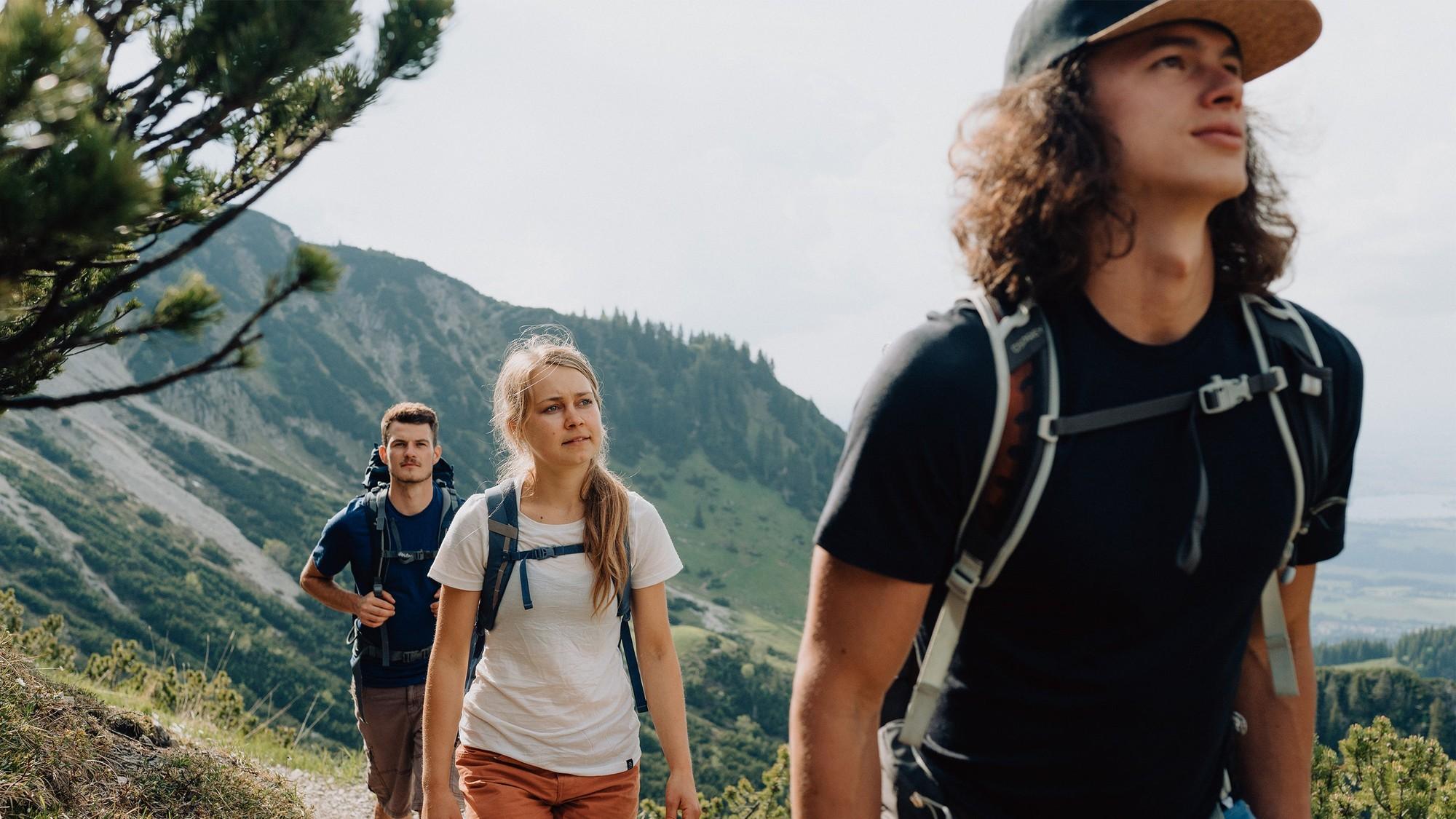 Drei Personen mit Merino Kleidung von Tom Fyfe auf Wanderpfad