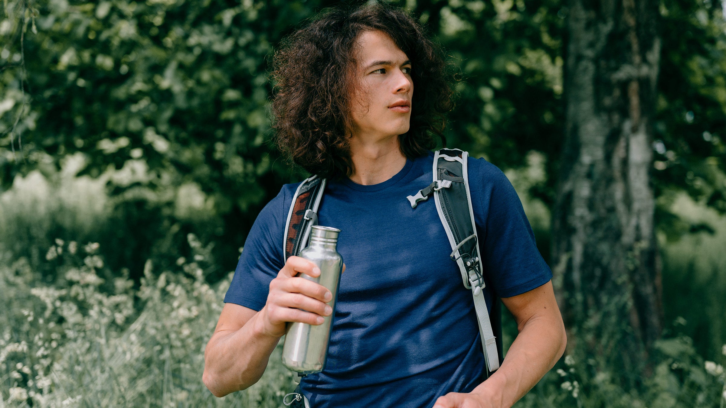 Mann mit Merino T-Shirt von Tom Fyfe mit Trinkflasche macht Pause