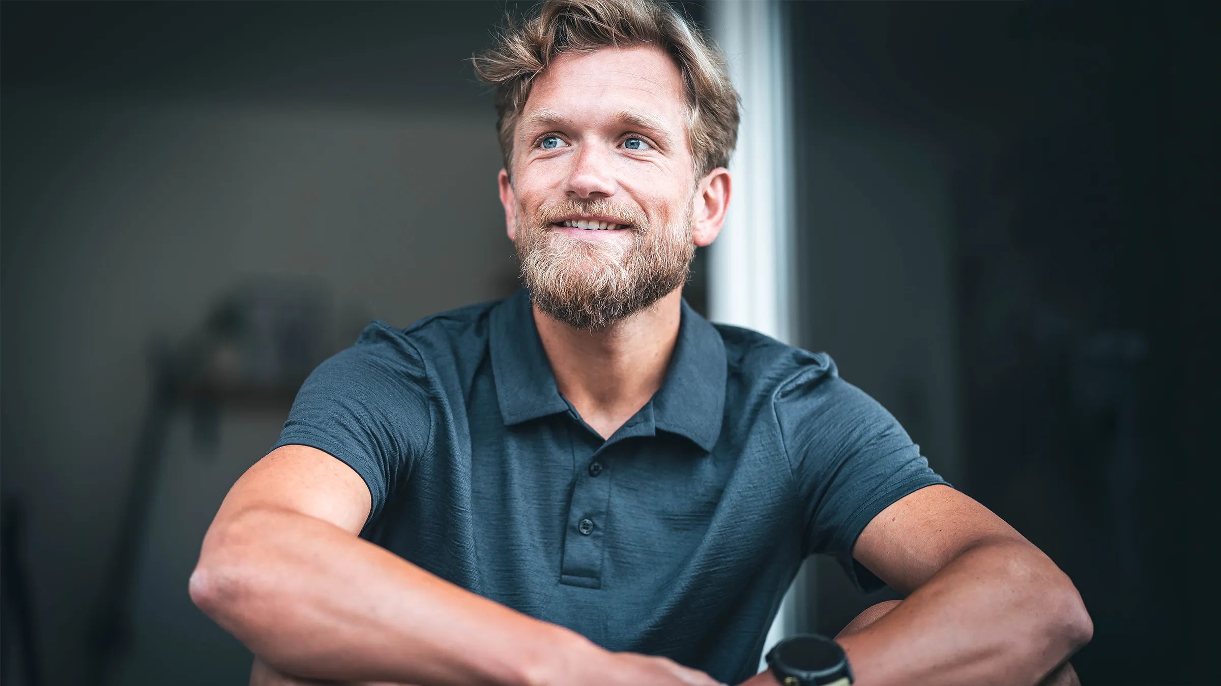 Mann im TOM FYFE Merino Polo Herren in Marine für die Kategorie Merino für Herren.