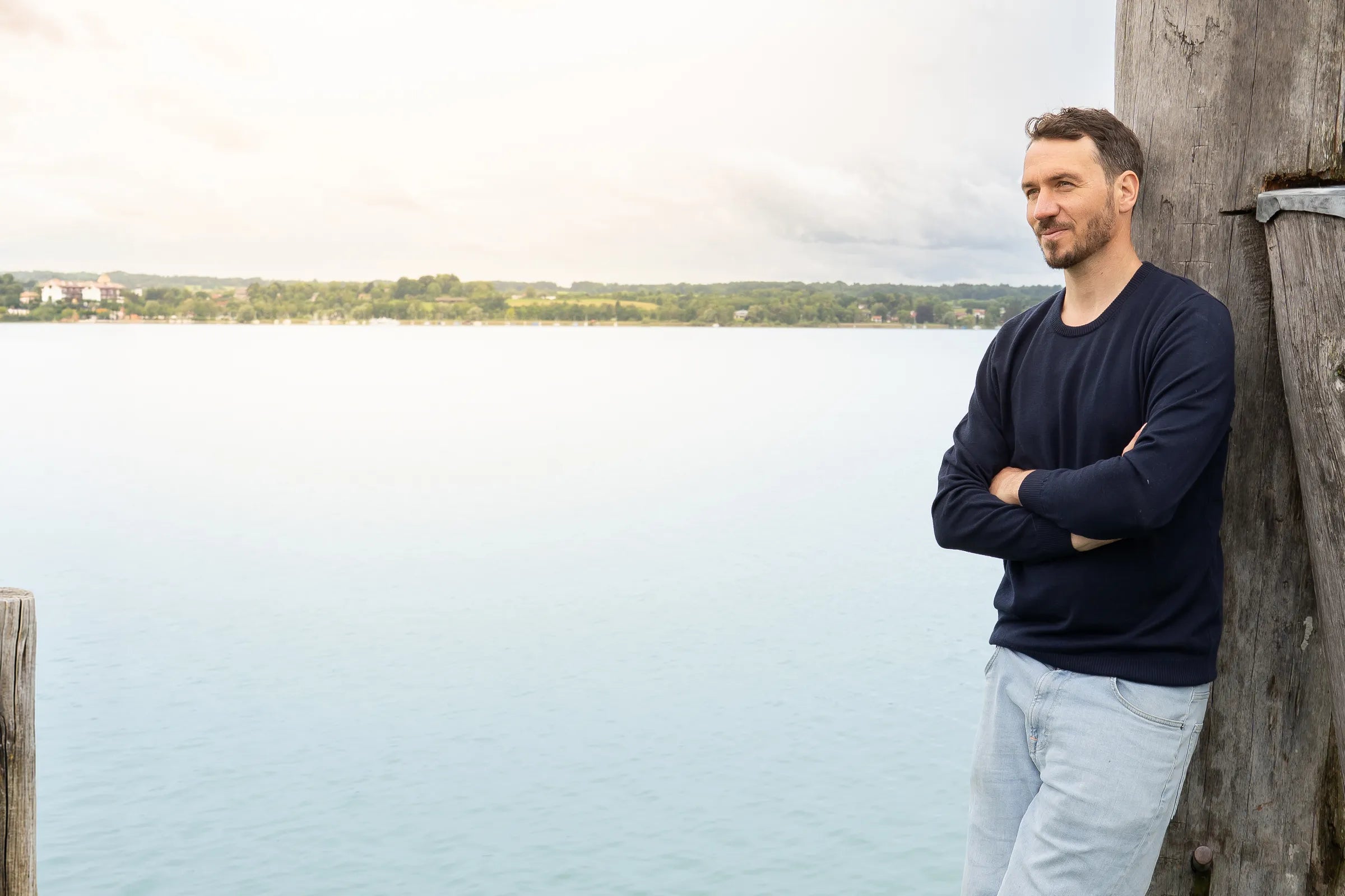 Felix Neureuther im TOM FYFE Merino Pullover Herren in Marine am See.