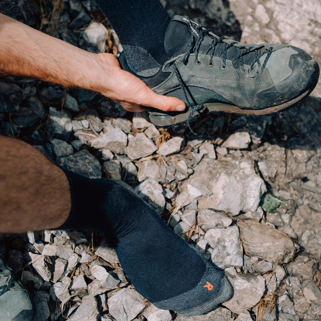 Nie wieder Schweißfüße mit Merino Wandersocken in Anthrazit von Tom Fyfe