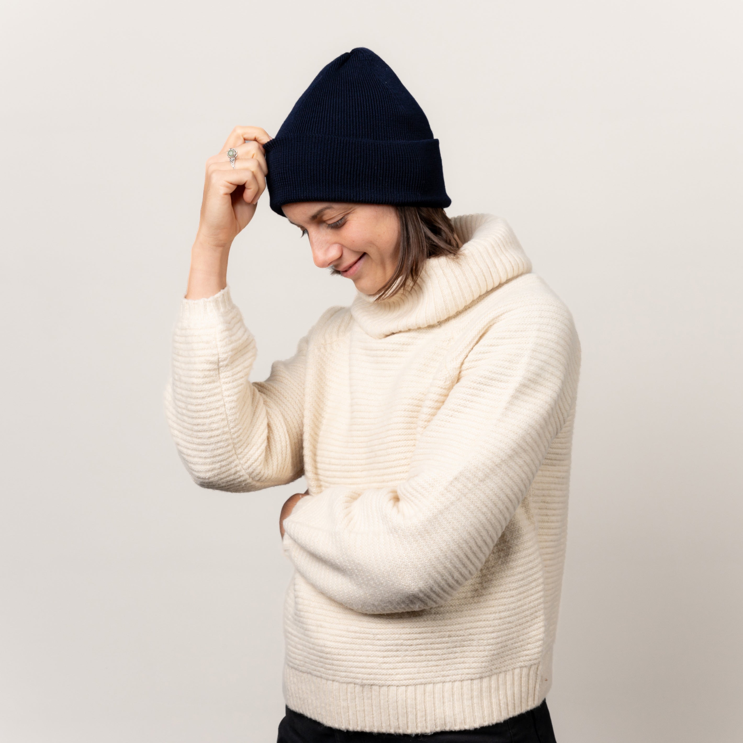 Merino Stickmuetze von Tom Fyfe in Dunkelblau
