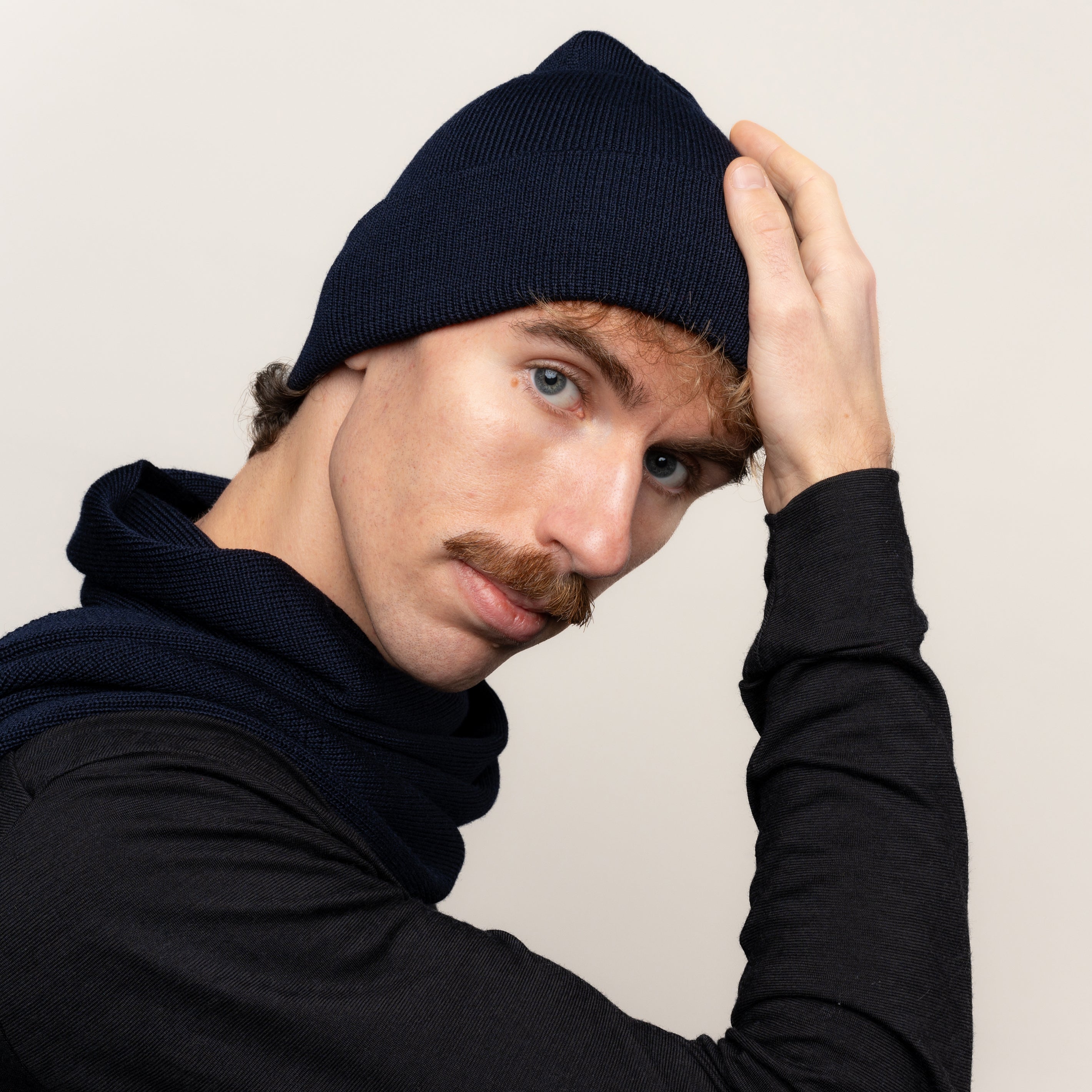 Merino Stickmuetze von Tom Fyfe in Dunkelblau