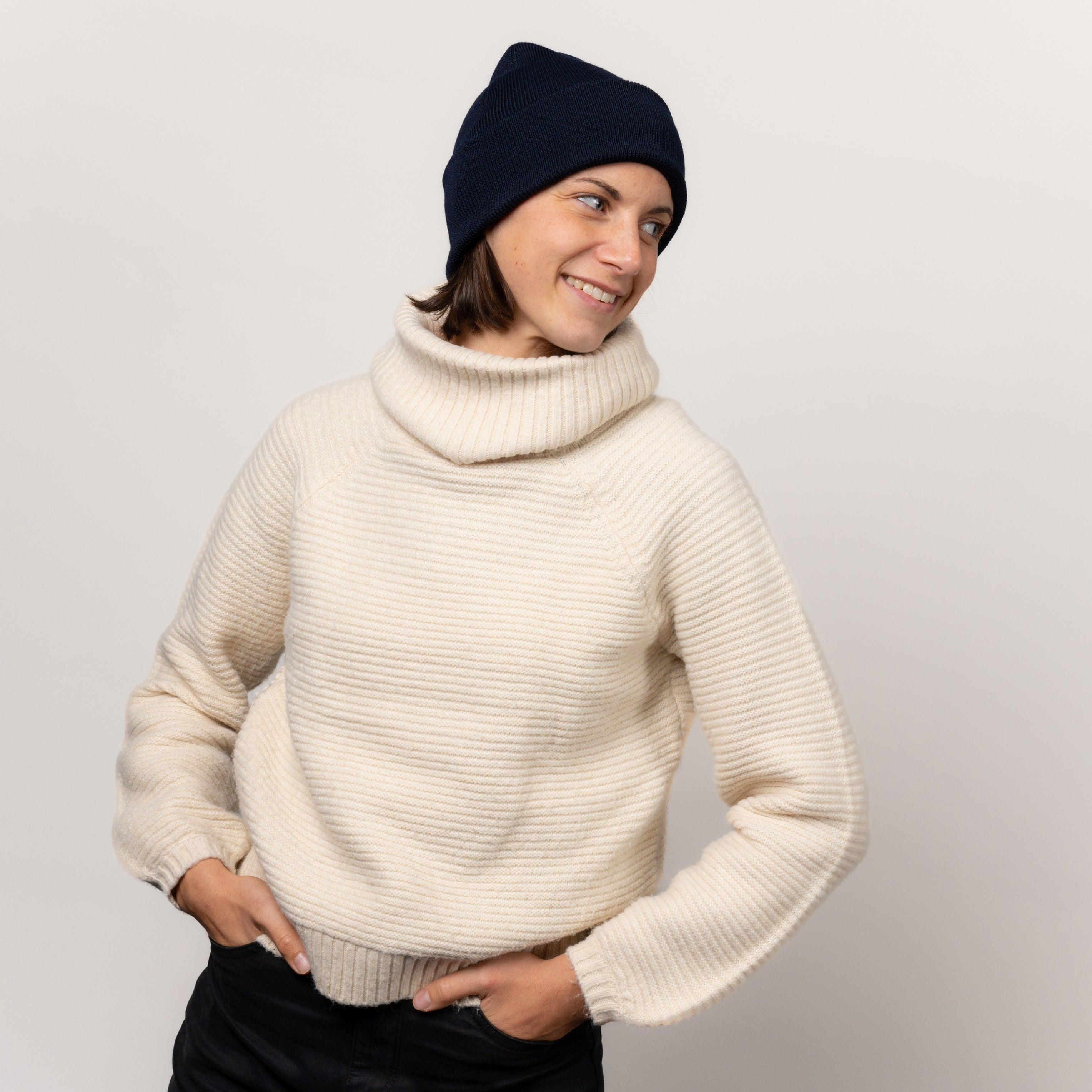 Merino Stickmuetze von Tom Fyfe in Dunkelblau