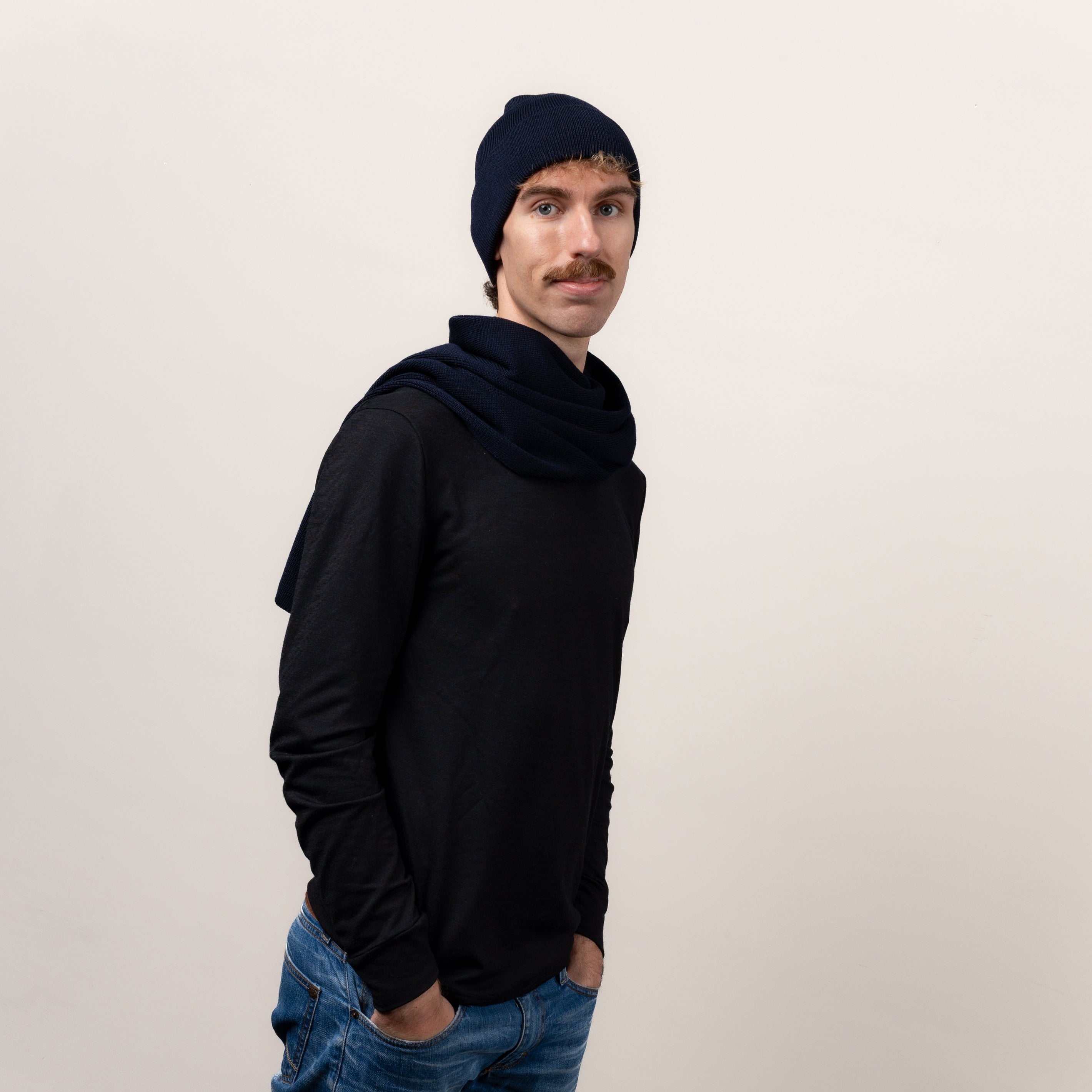 Merino Stickmuetze von Tom Fyfe in Dunkelblau
