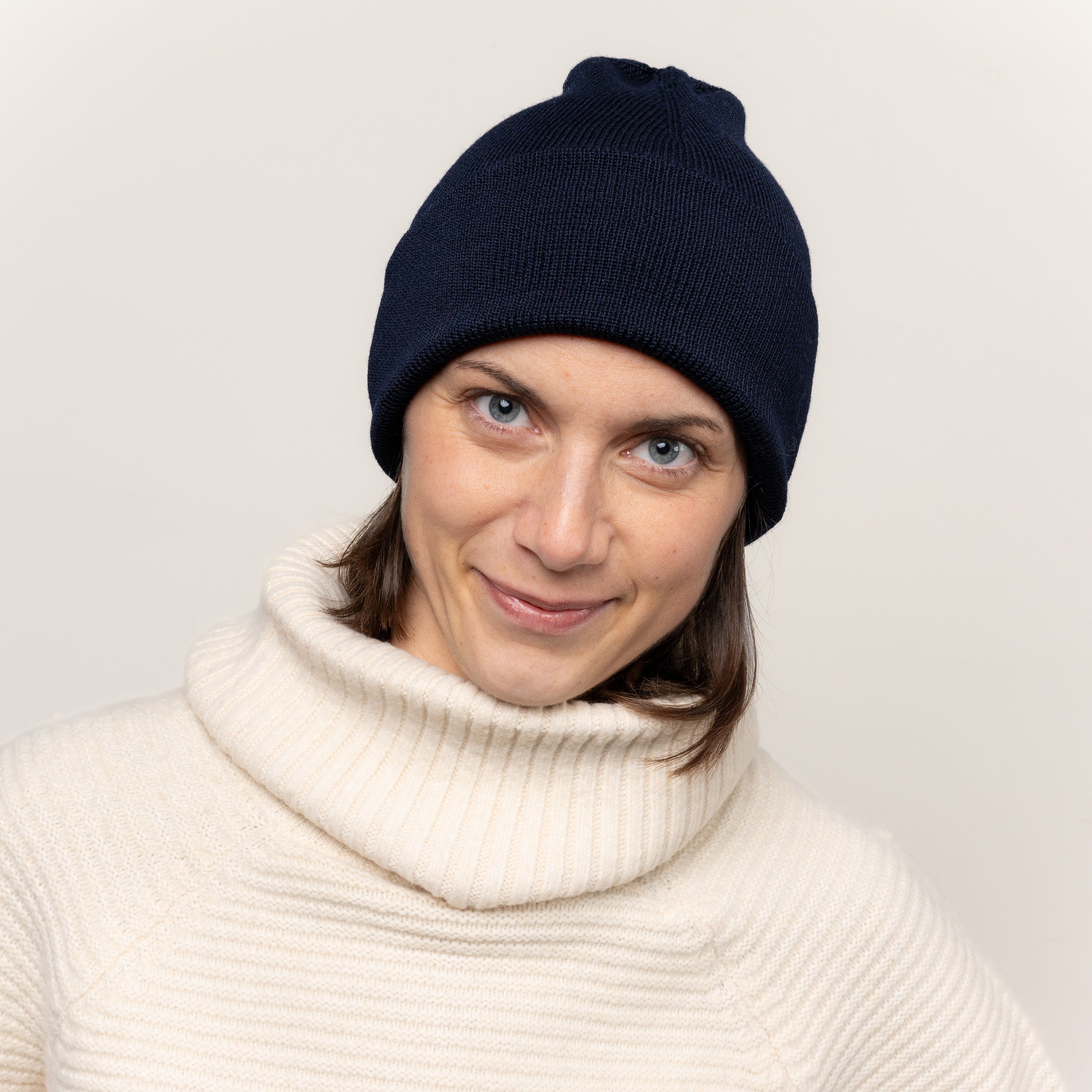 Merino Stickmuetze von Tom Fyfe in Dunkelblau