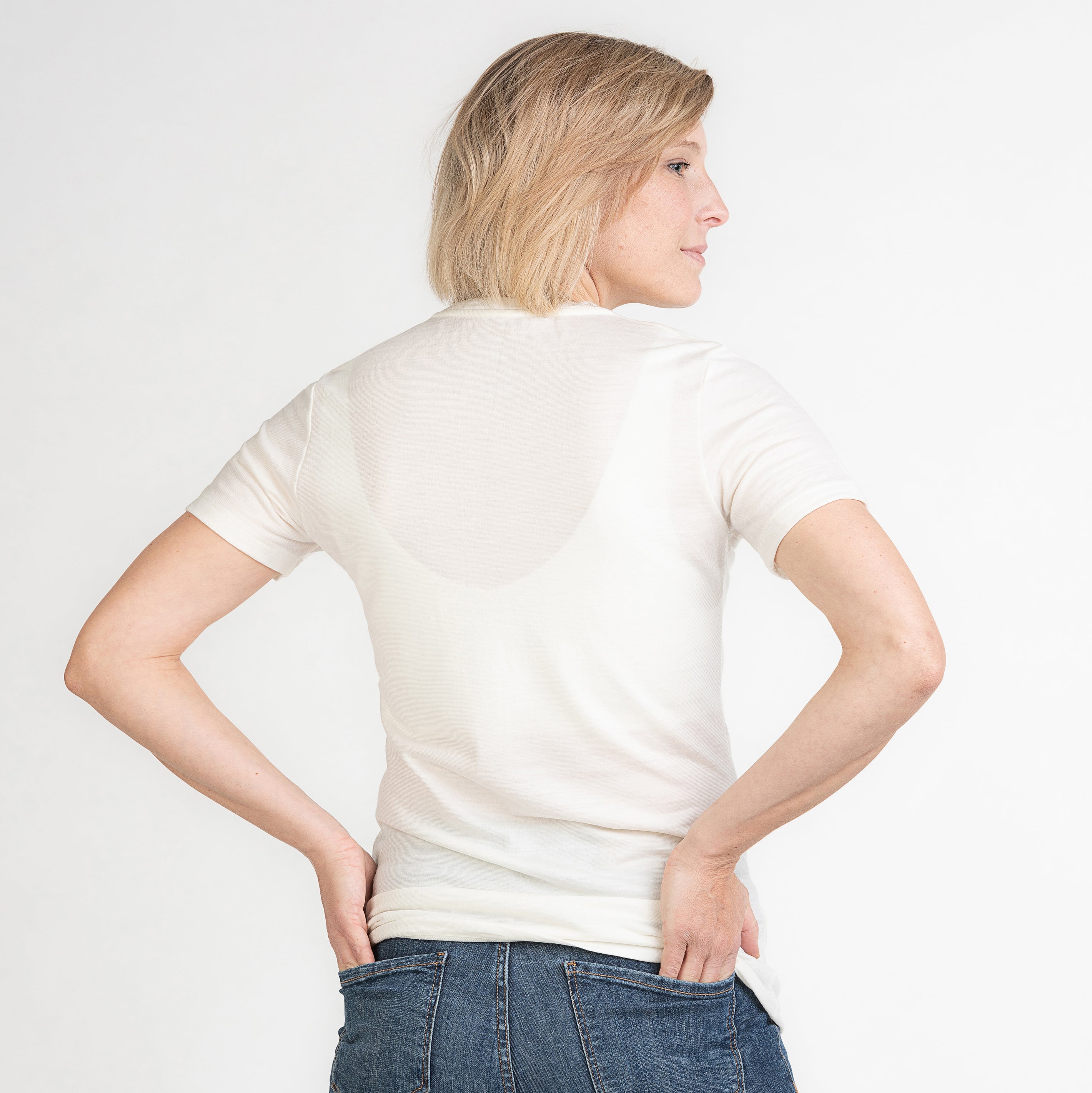 Merino Damen Shirt mit V-Ausschnitt von Tom Fyfe in Wollweiss 200 Hinteransicht