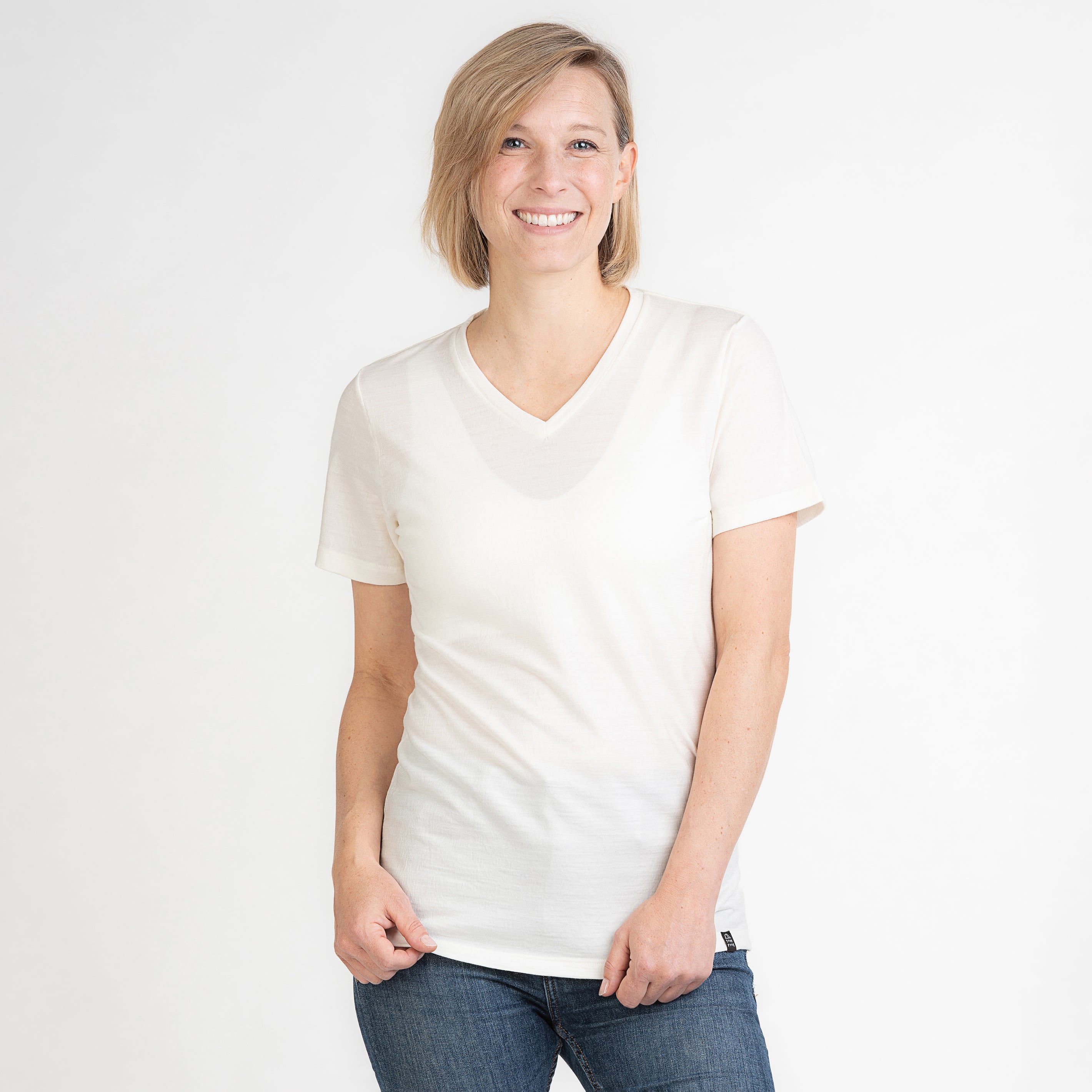 Merino Damen Shirt mit V-Ausschnitt von Tom Fyfe in Wollweiss 200 Frontansicht 2