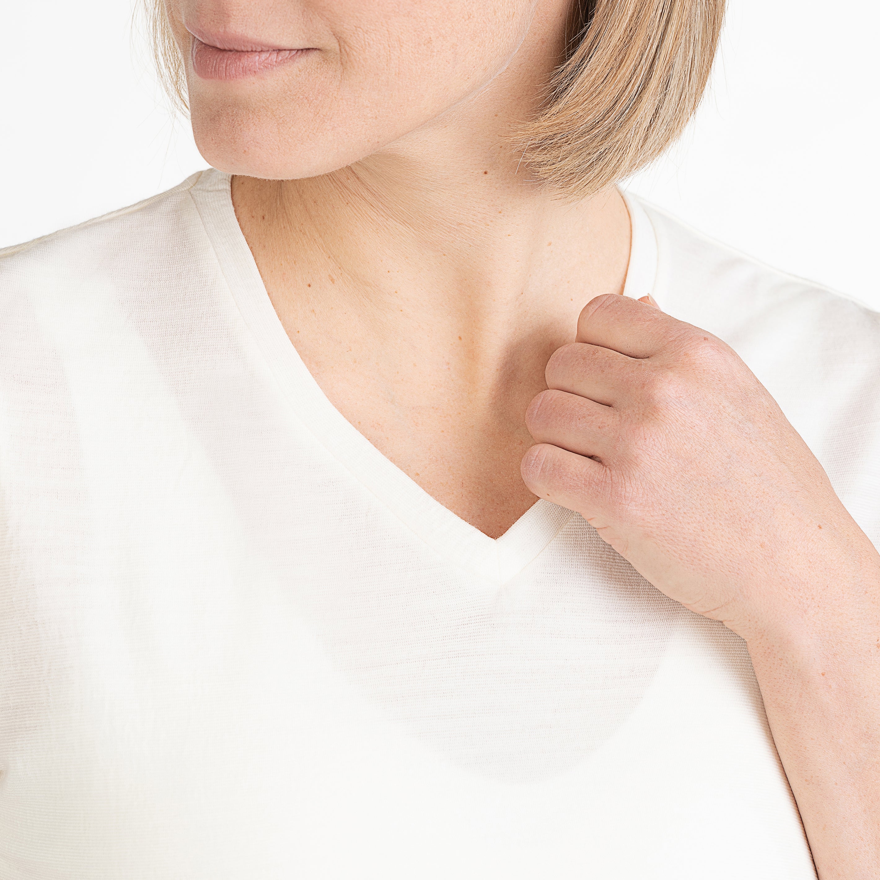 Merino Damen Shirt mit V-Ausschnitt von Tom Fyfe in Wollweiss 200 Frontansicht Nahaufnahme