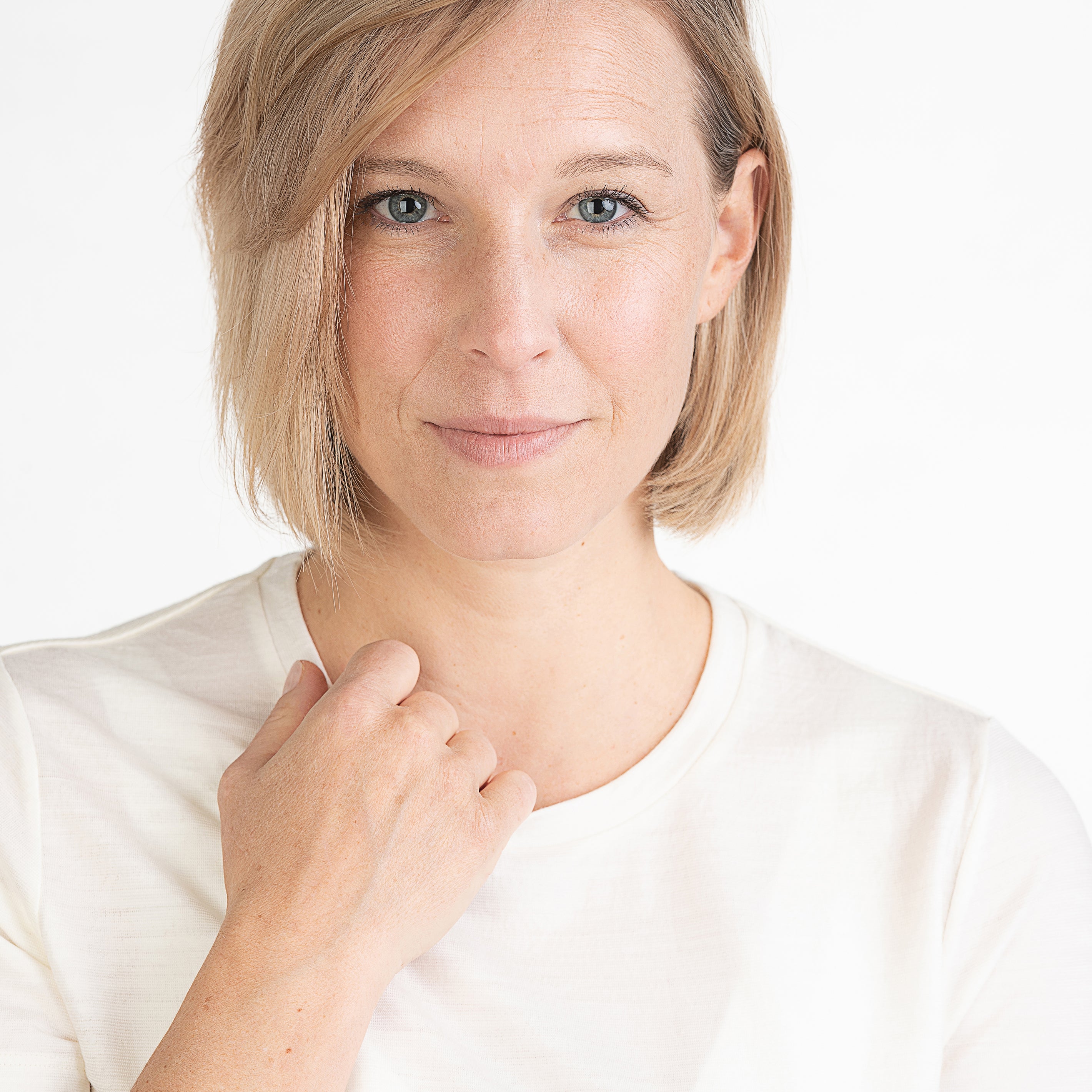 Merino Damen Shirt Nahaufnahme Kragen von Tom Fyfe in Wollweiss 200