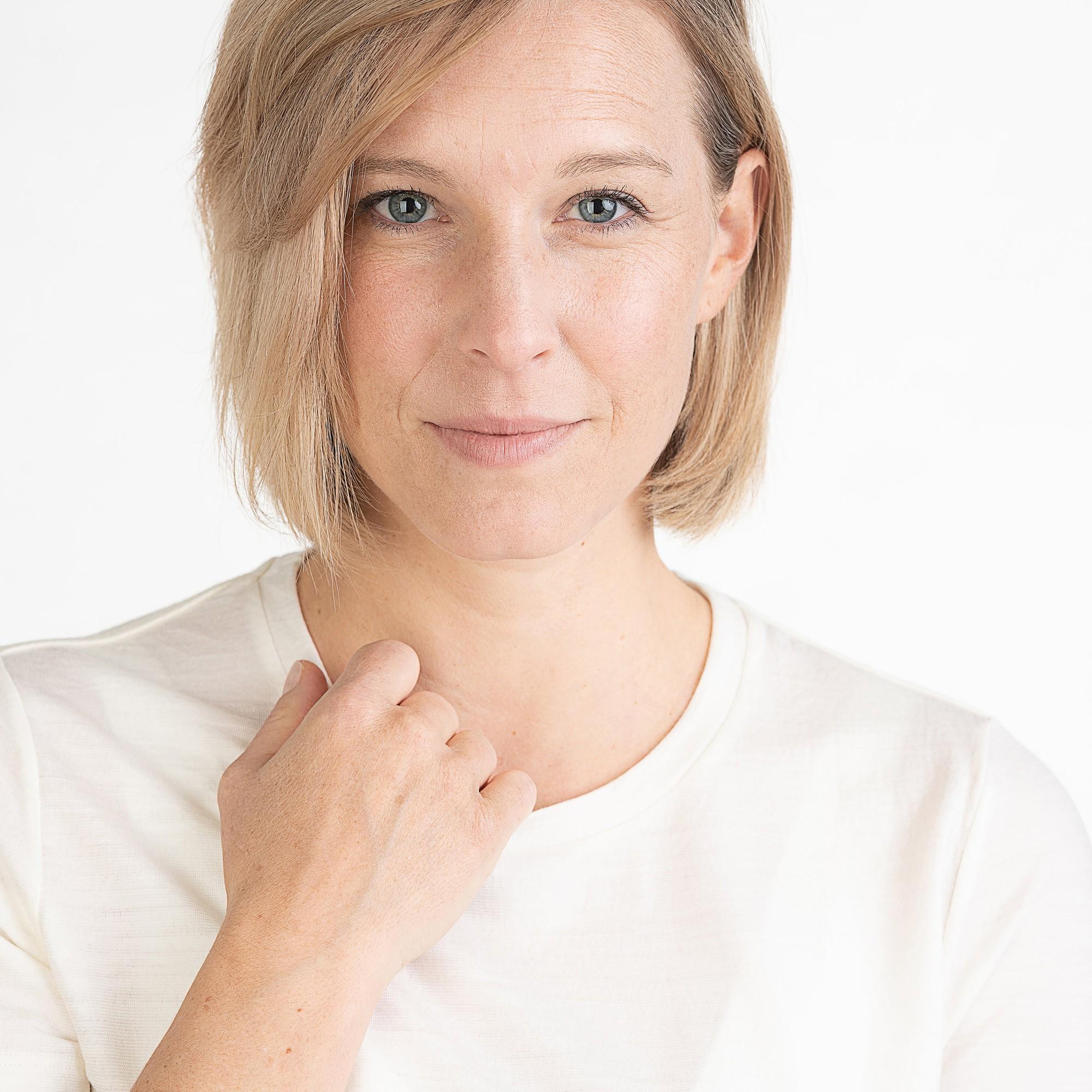Merino Damen Shirt Nahaufnahme Kragen von Tom Fyfe in Wollweiss 200