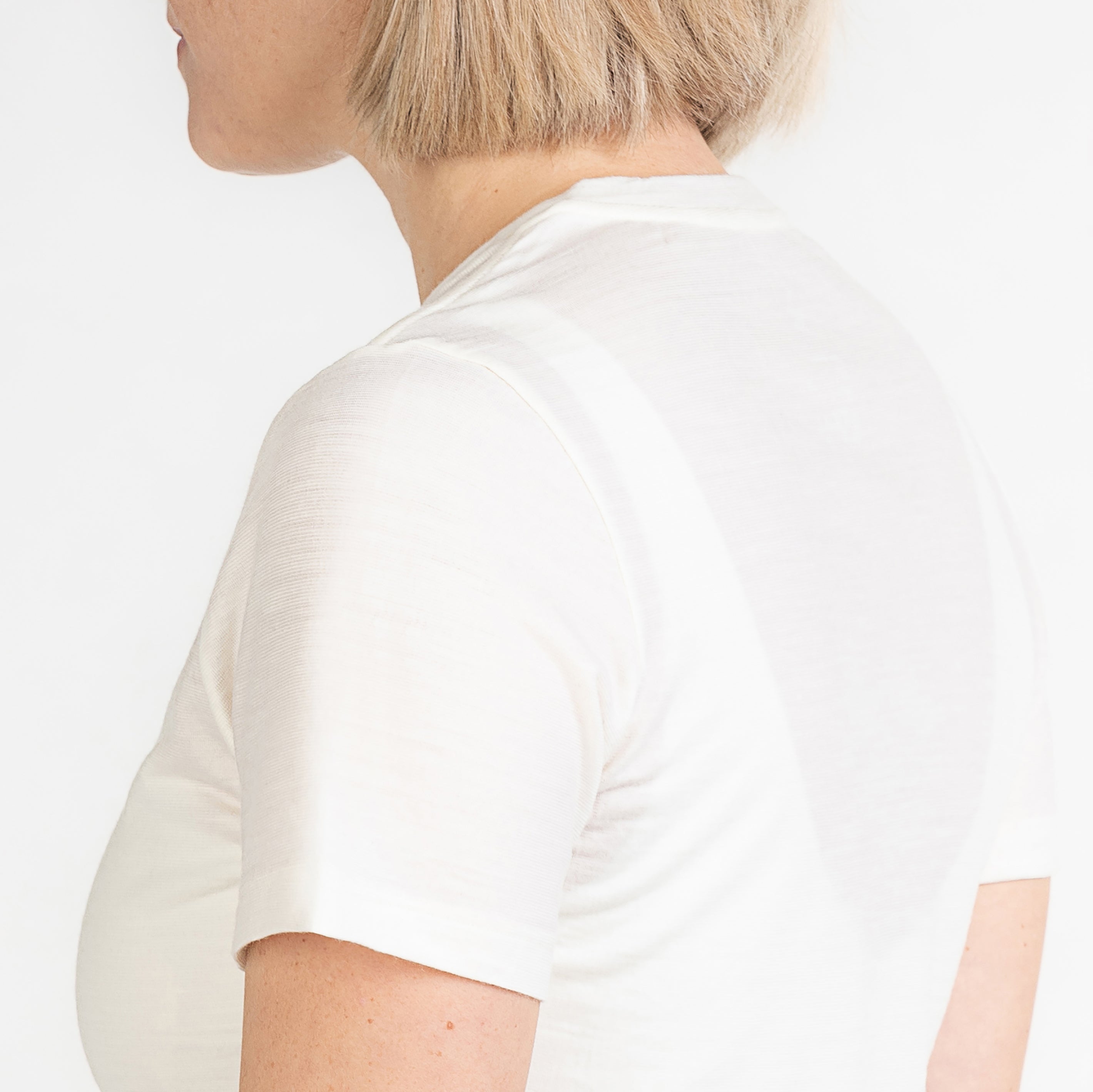 Merino Damen Shirt Seitenansicht von Tom Fyfe in Wollweiss 200