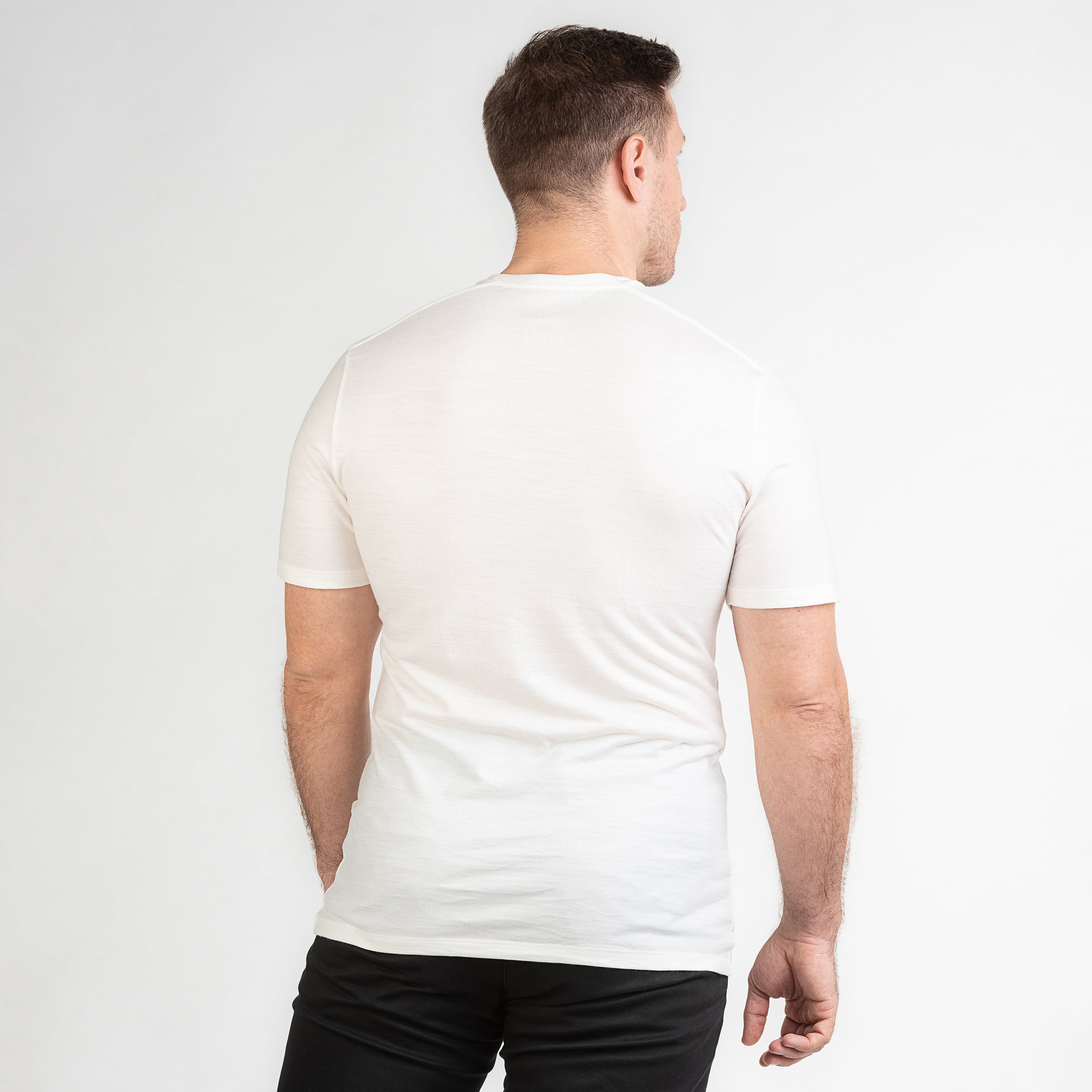 Merino Herren Shirt Hinteransicht von Tom Fyfe in Wollweiss 200