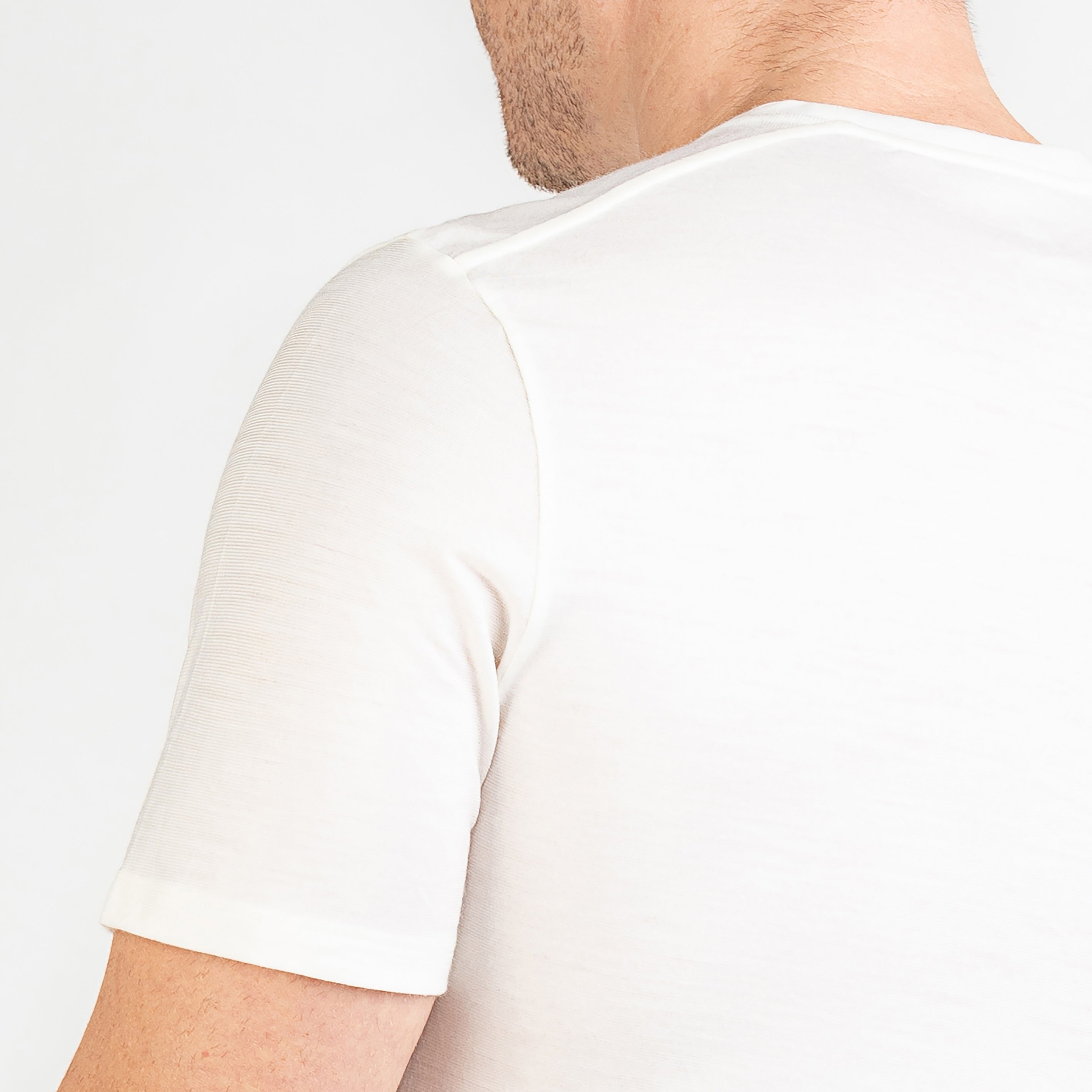 Merino Herren Shirt Hinteransicht Nahaufnahme von Tom Fyfe in Wollweiss 200