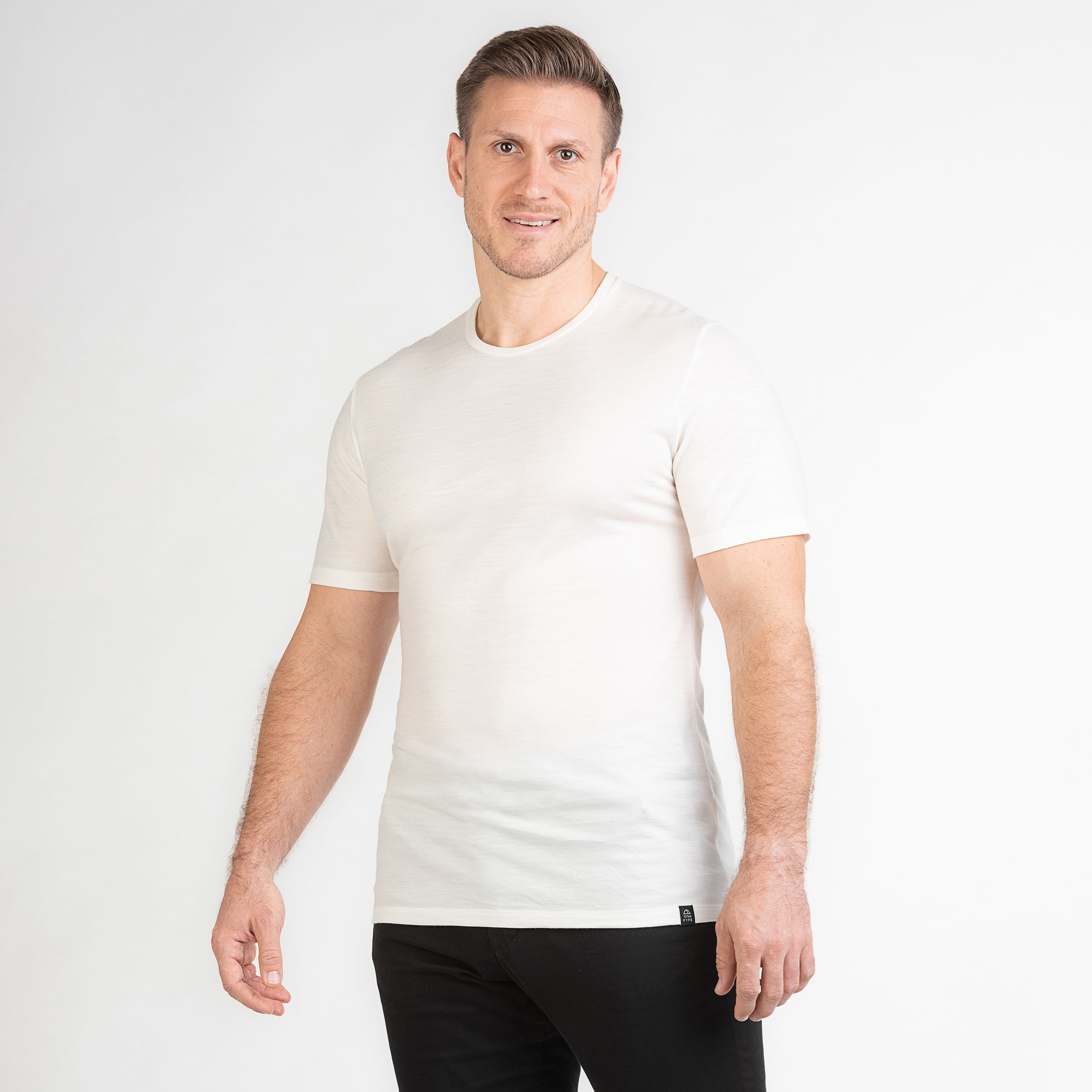 Merino Herren Shirt Frontansicht von Tom Fyfe in Wollweiss 200