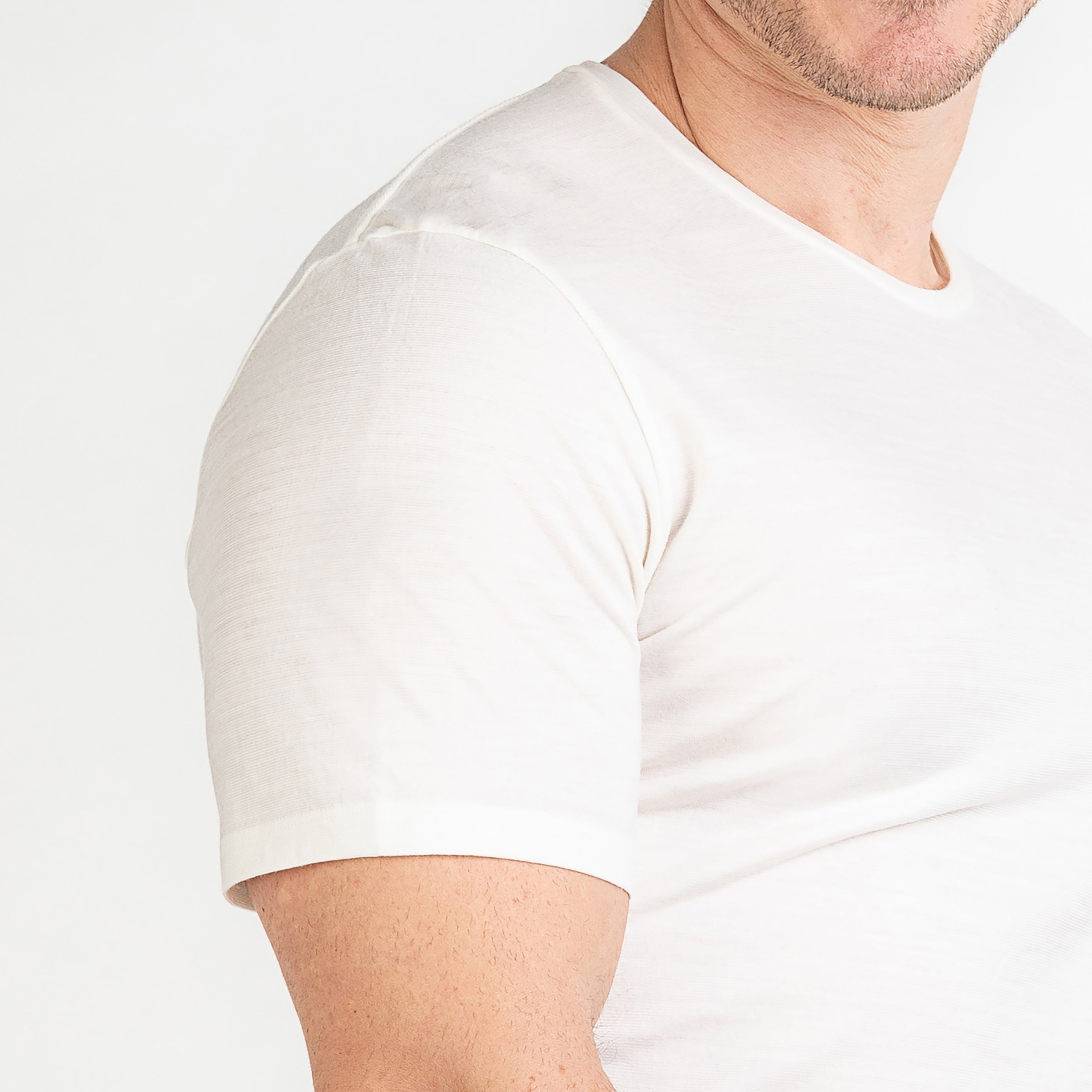Merino Herren Shirt Seitenansicht von Tom Fyfe in Wollweiss 200