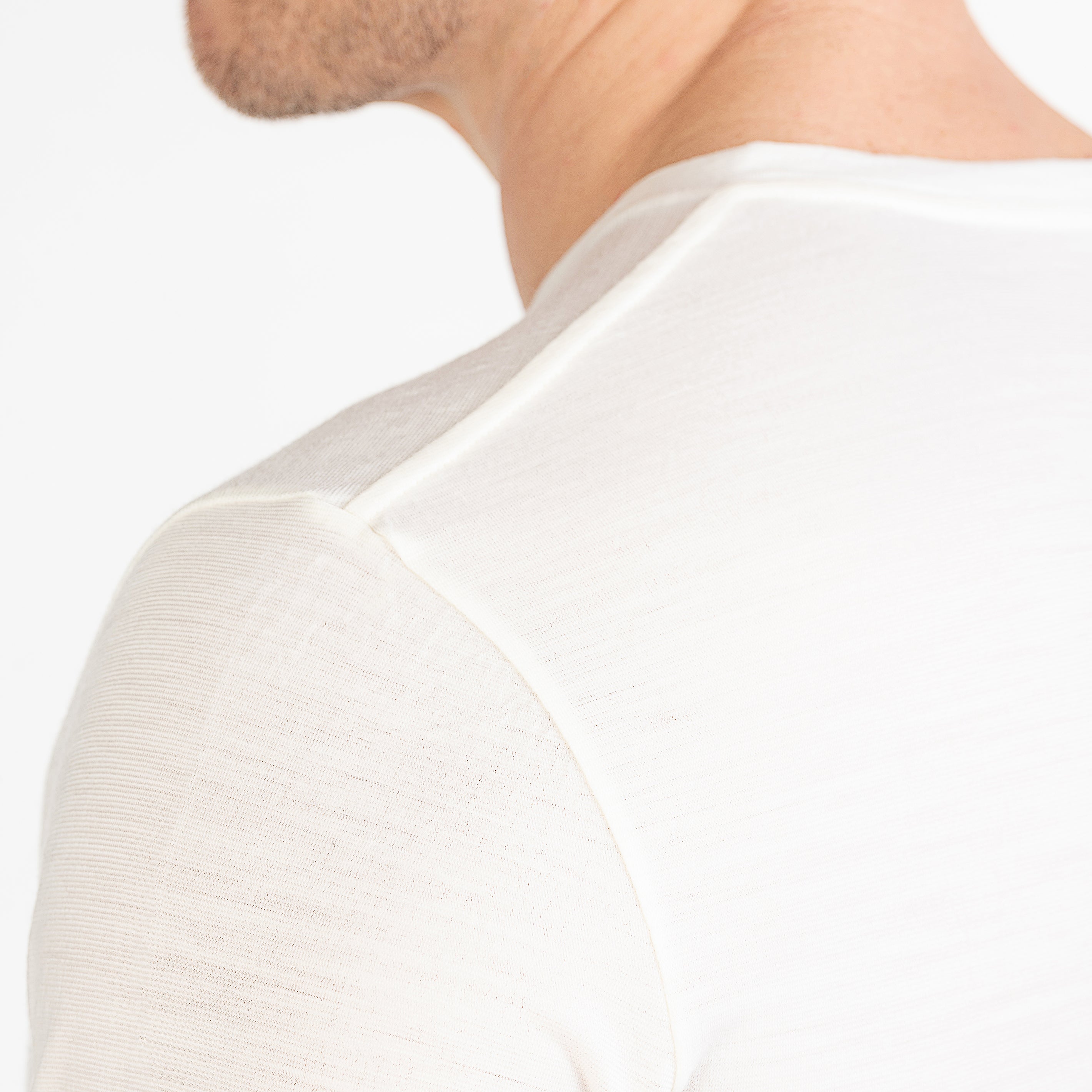 Merino Herren Shirt mit V-Ausschnitt Nahaufnahme Hinteransicht von Tom Fyfe in Wollweiss 200