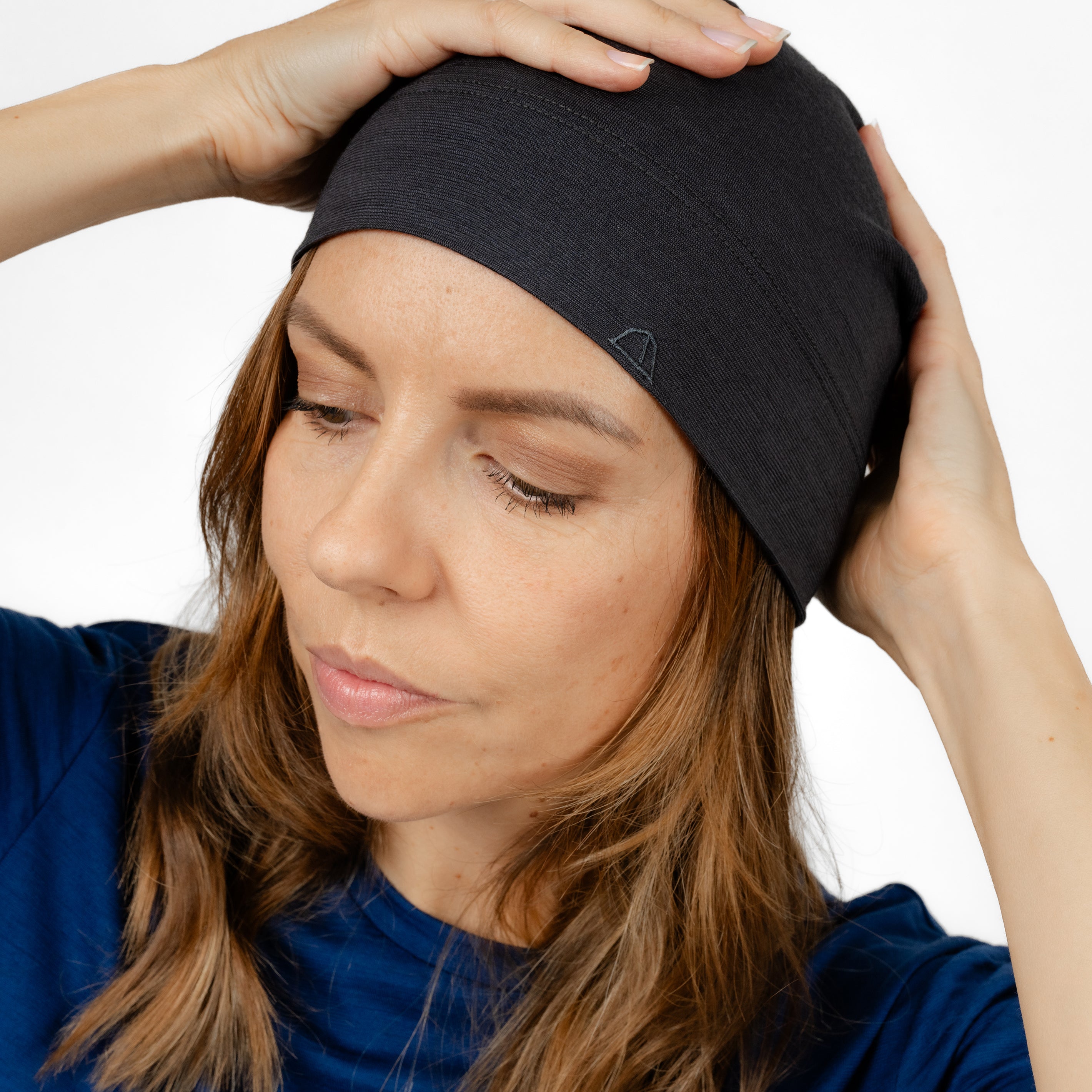 Weibliches Model Seitenansicht mit Merino Beanie Muetze von Tom Fyfe in Anthrazit