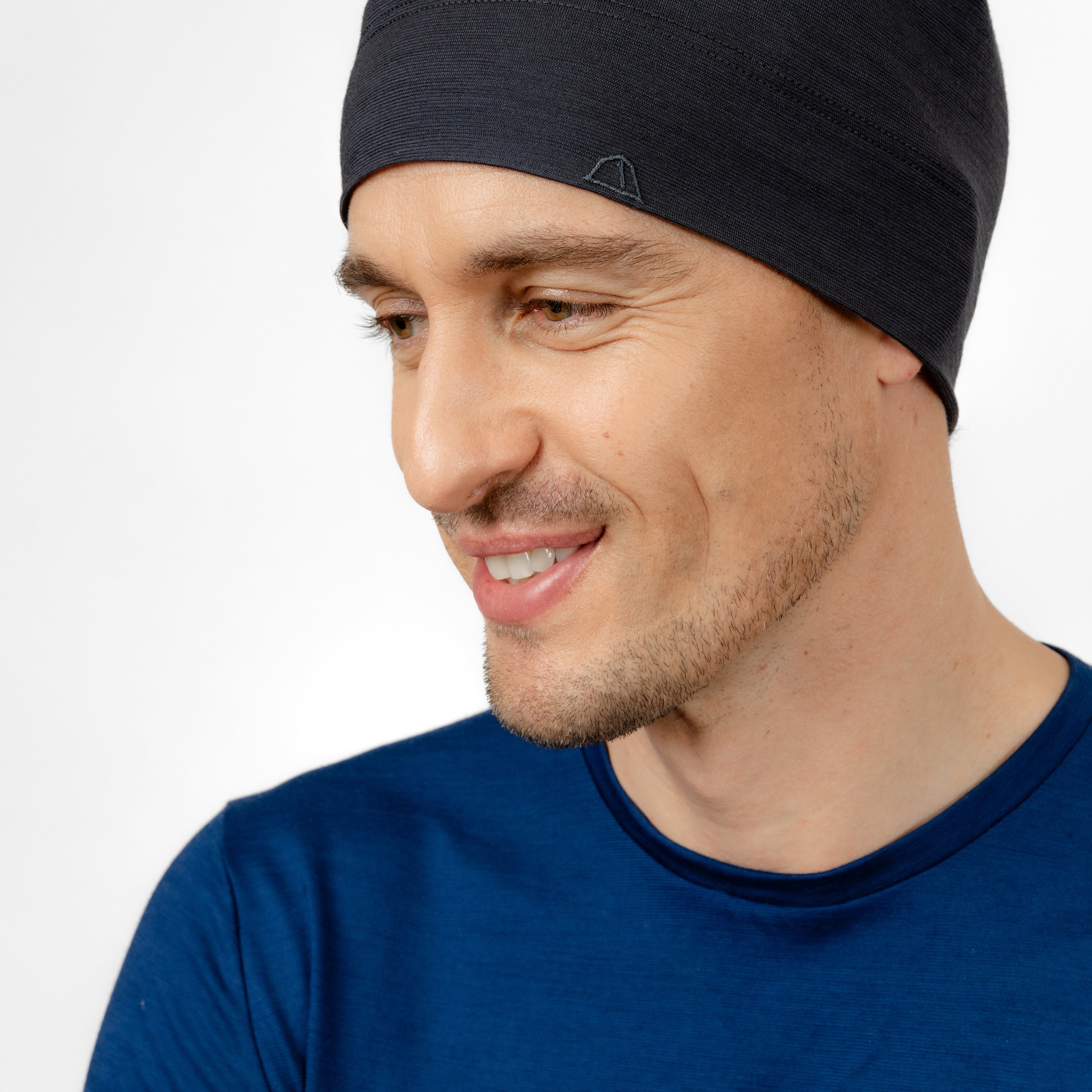 Männliches Model mit Merino Beanie Muetze von Tom Fyfe in Anthrazit