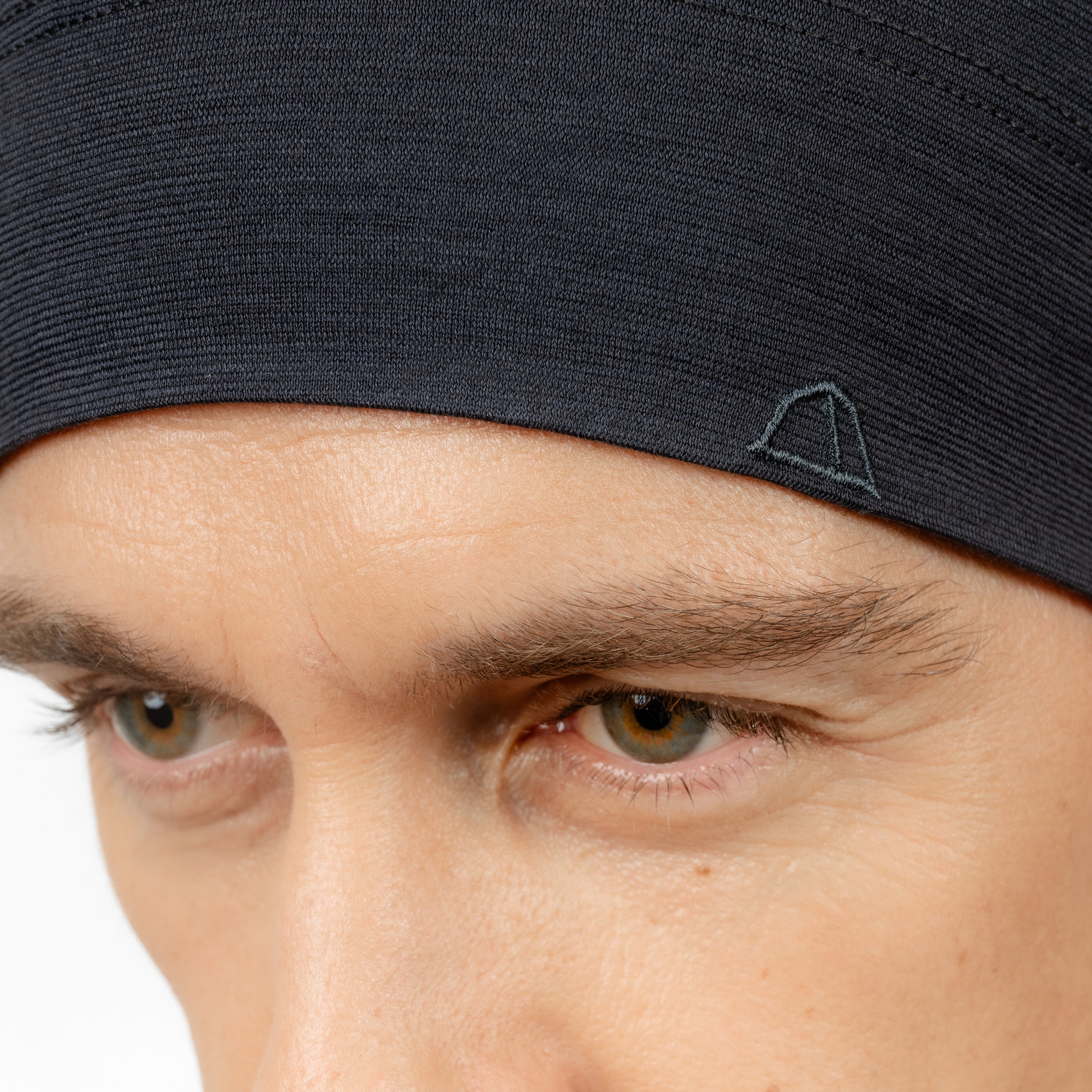 Männliches Model mit Merino Beanie Muetze Nahansicht von Tom Fyfe in Anthrazit