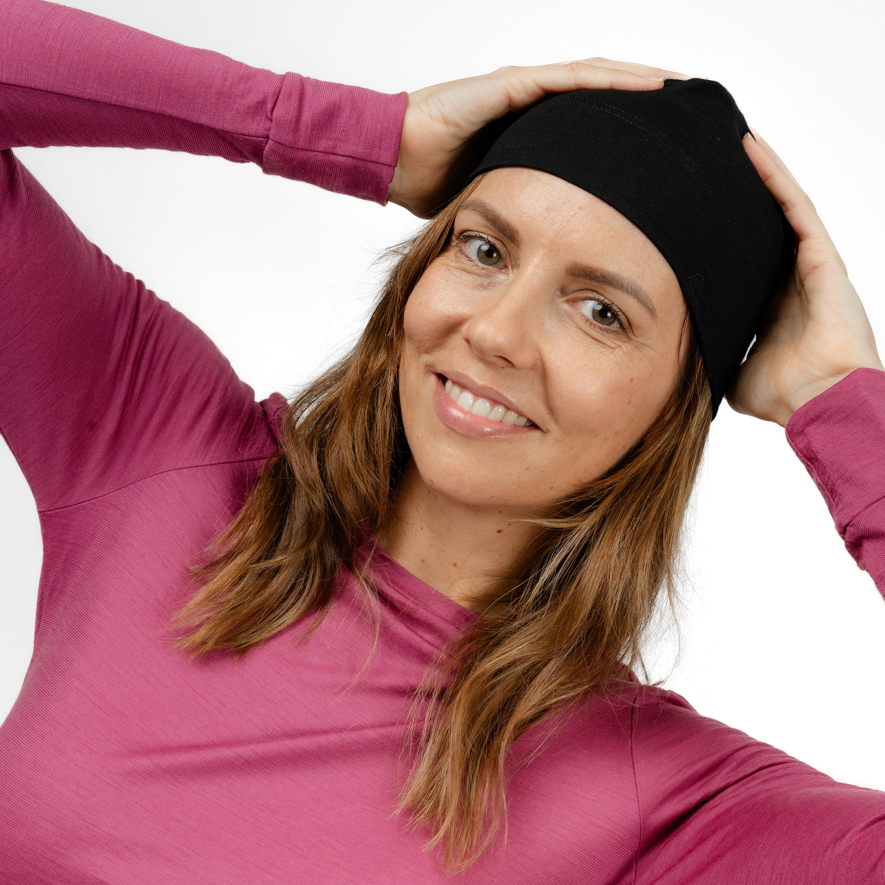 Weibliches Model mit Merino Beanie Muetze dehnbar von Tom Fyfe in Schwarz