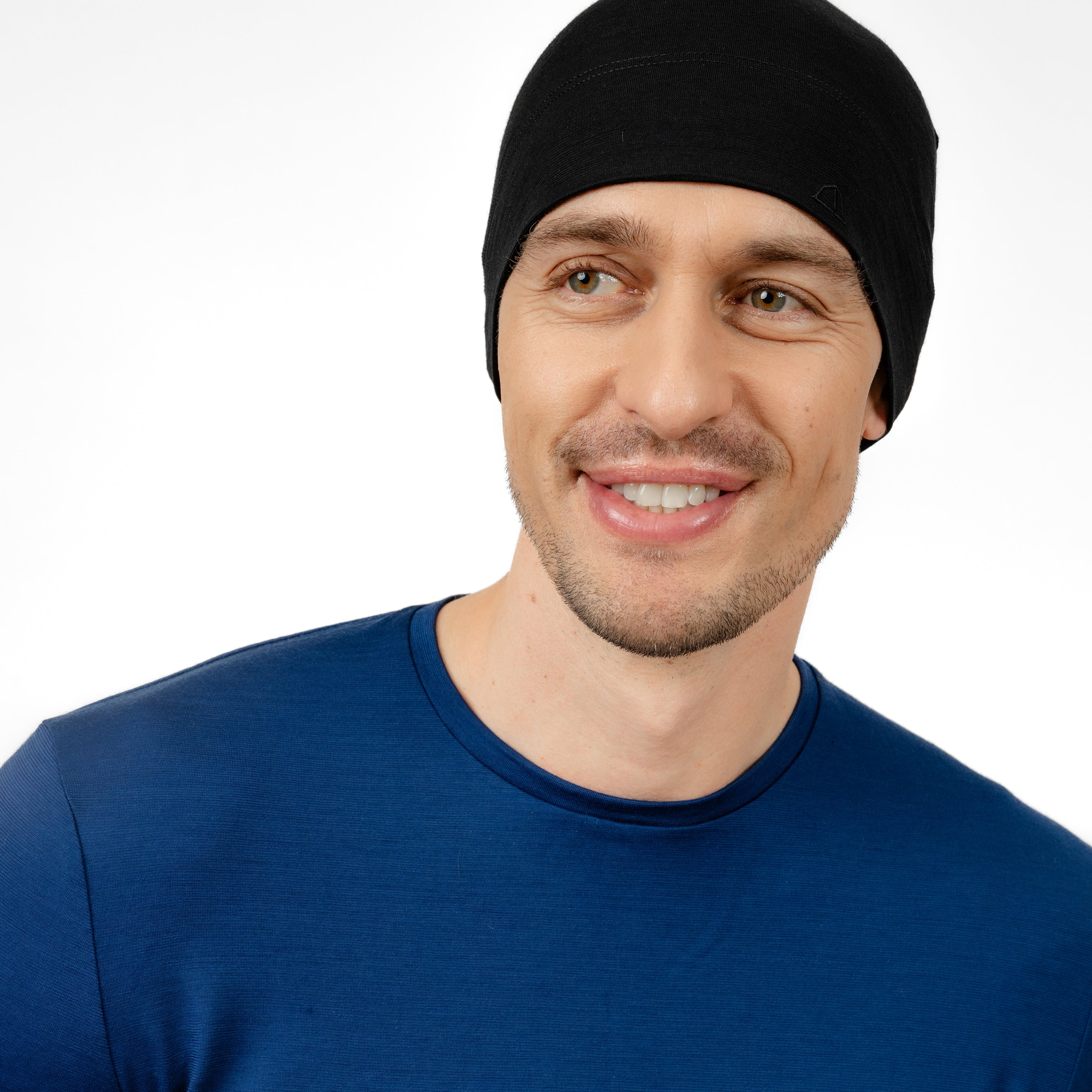 Männliches Model mit Merino Beanie Muetze von Tom Fyfe in Schwarz