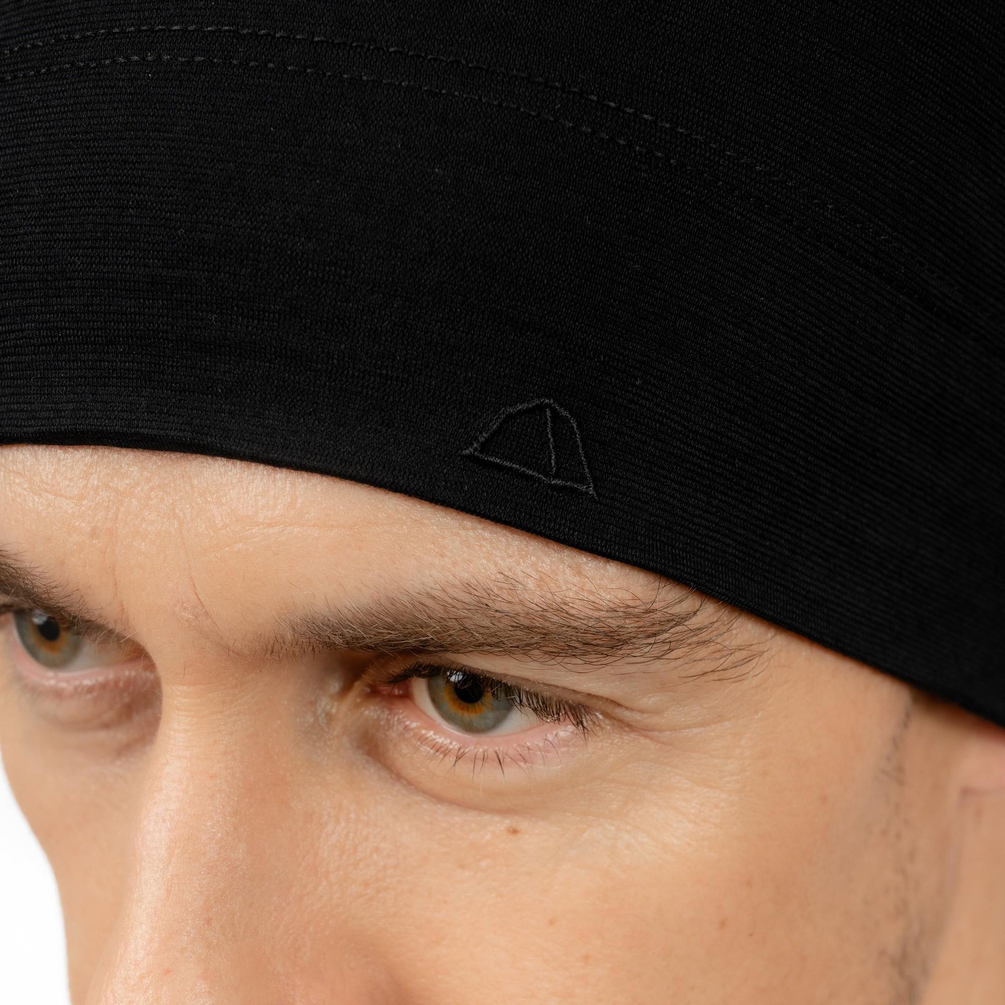 Männliches Model mit Merino Beanie Muetze Nahansicht von Tom Fyfe in Schwarz