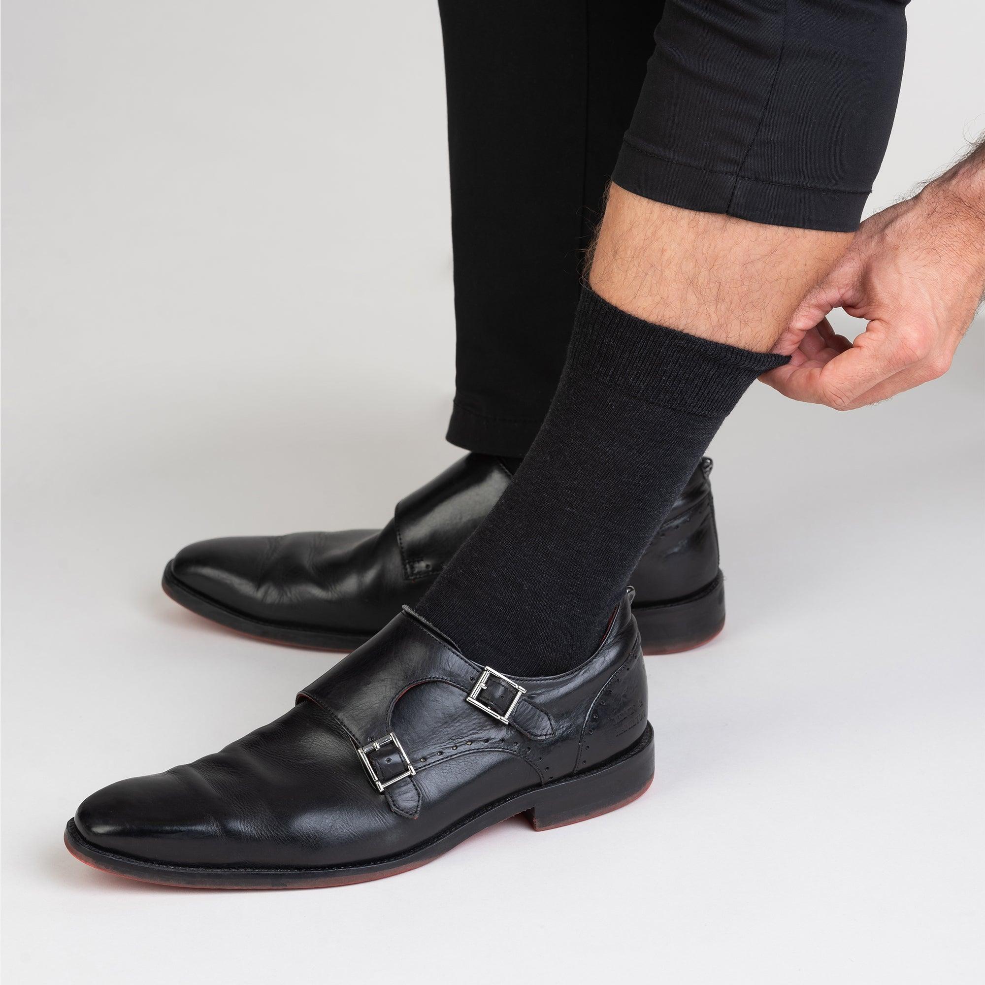 TOM FYFE Merino Business Socken in Anthrazit, kombiniert mit Schuhen dargestellt