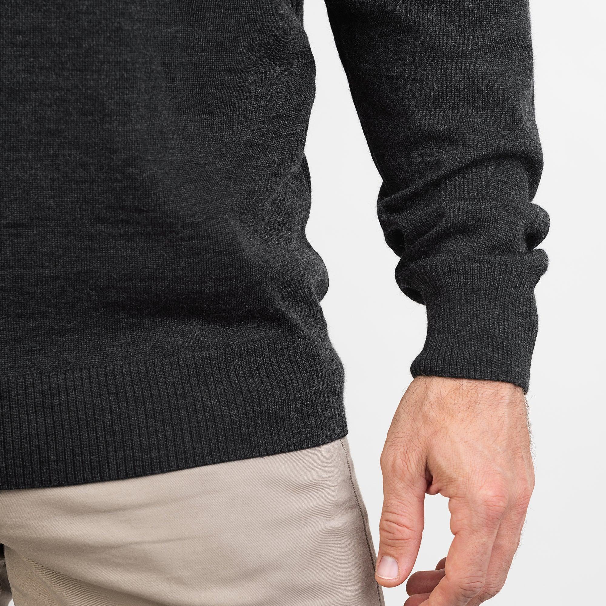 TOM FYFE Merino Herren Crewneck Rundhals-Pullover in Anthrazit, Detailaufnahme der Stoffstruktur am Model