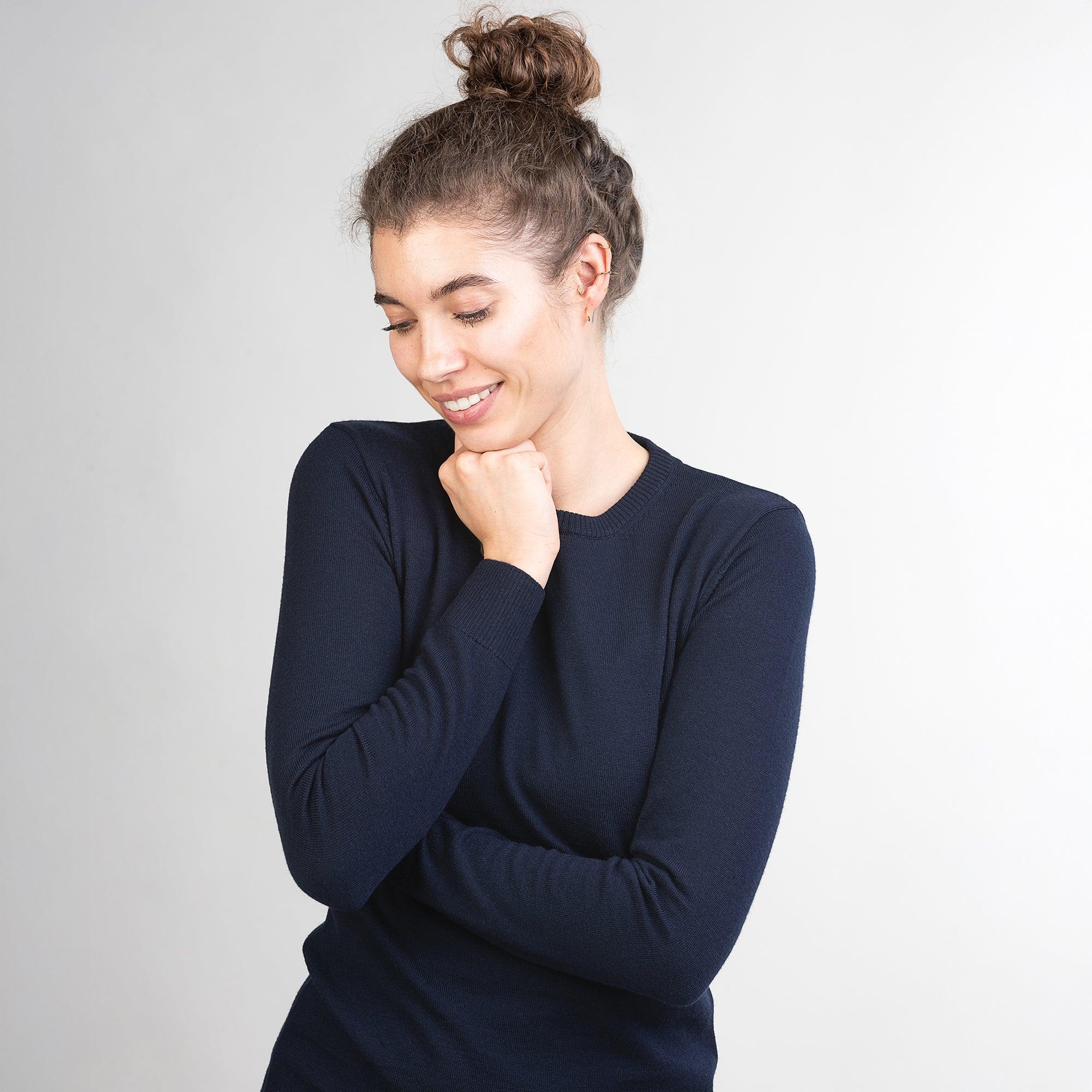 TOM FYFE Merino Damen Crewneck Rundhals-Pullover in Midnight Blue, Nahaufnahme der Frontansicht