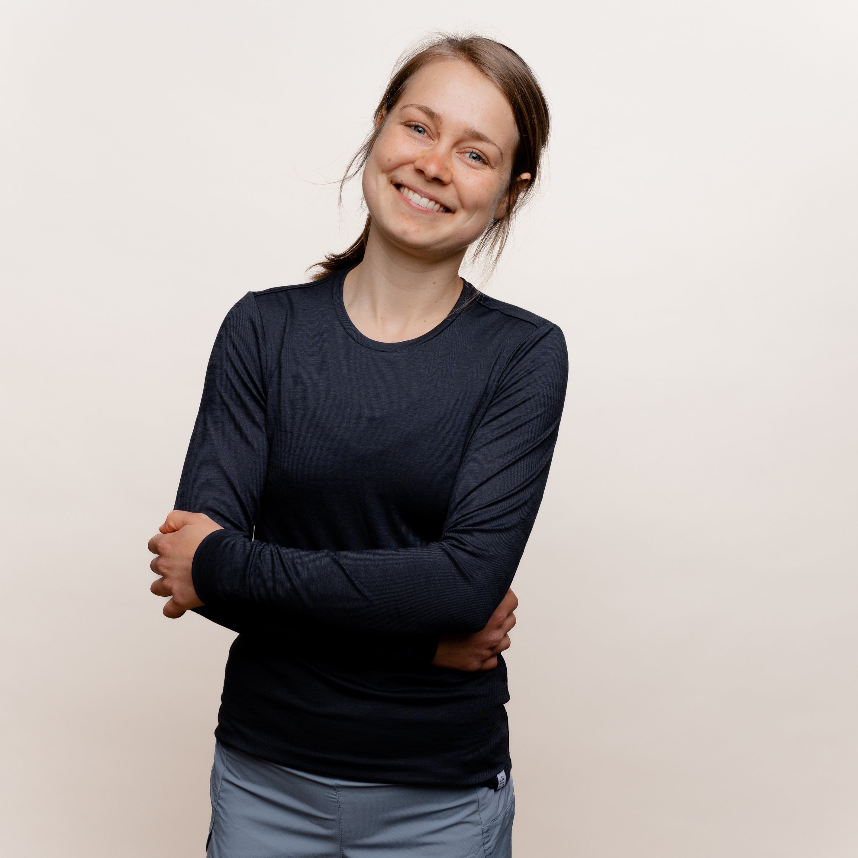 Weibliches Model mit Merino Damen Longsleeve Frontansicht von Tom Fyfe in Anthrazit