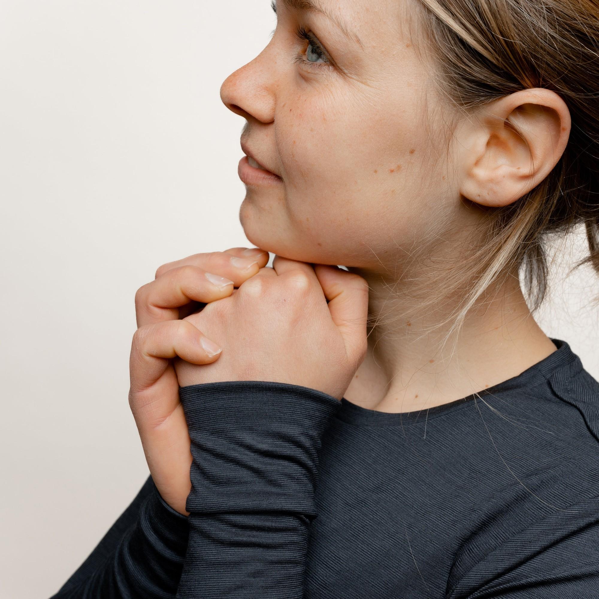 Weibliches Model mit Merino Damen Longsleeve Detailaufnahme Aermel von TOM FYFE in Anthrazit #farbe_anthrazit