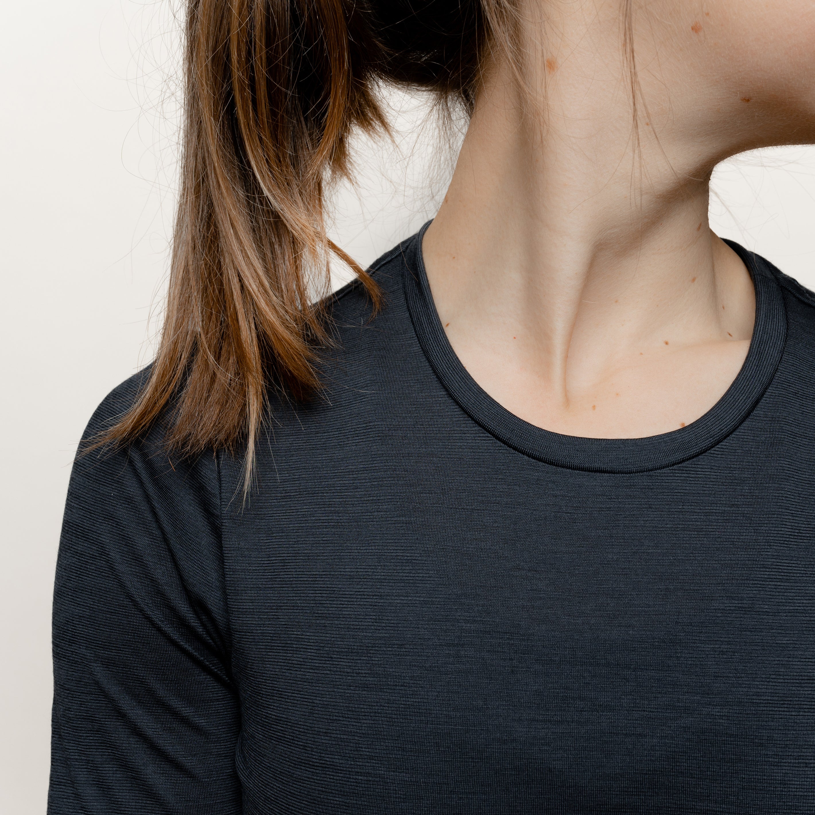 Weibliches Model mit Merino Damen Longsleeve Frontansicht Seam von Tom Fyfe in Anthrazit