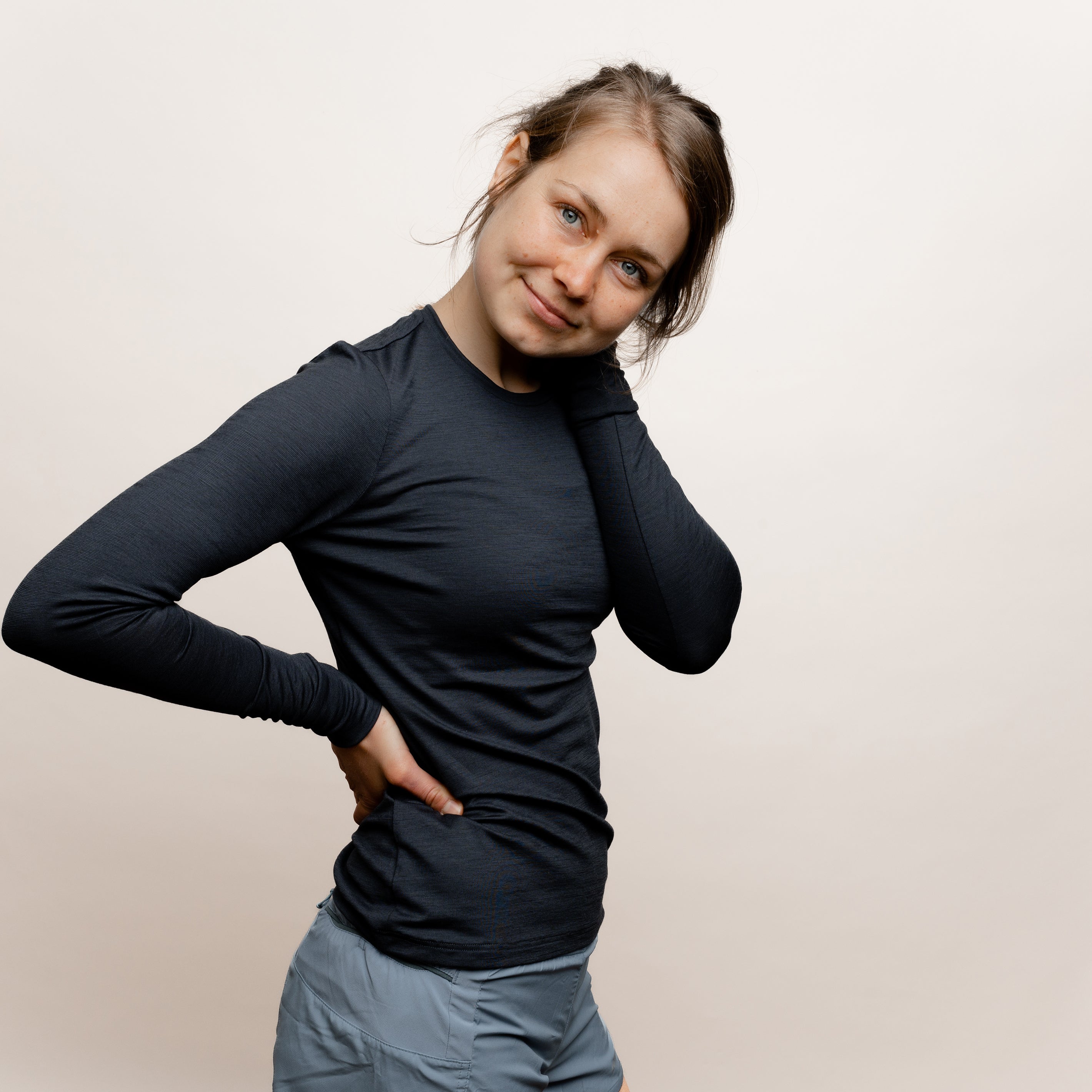 Model mit Merino Damen Langarmshirt Seitenansicht von TOM FYFE in Anthrazit