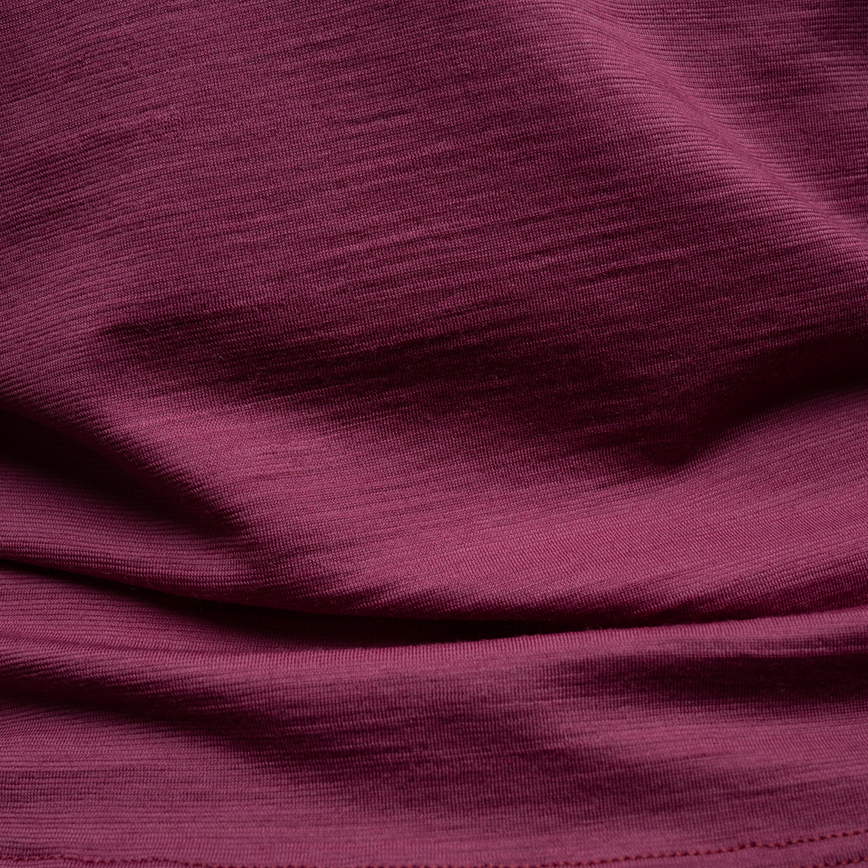 Nahaufnahme vom Stoff von Tom Fyfe Shirt Damen in Brombeere