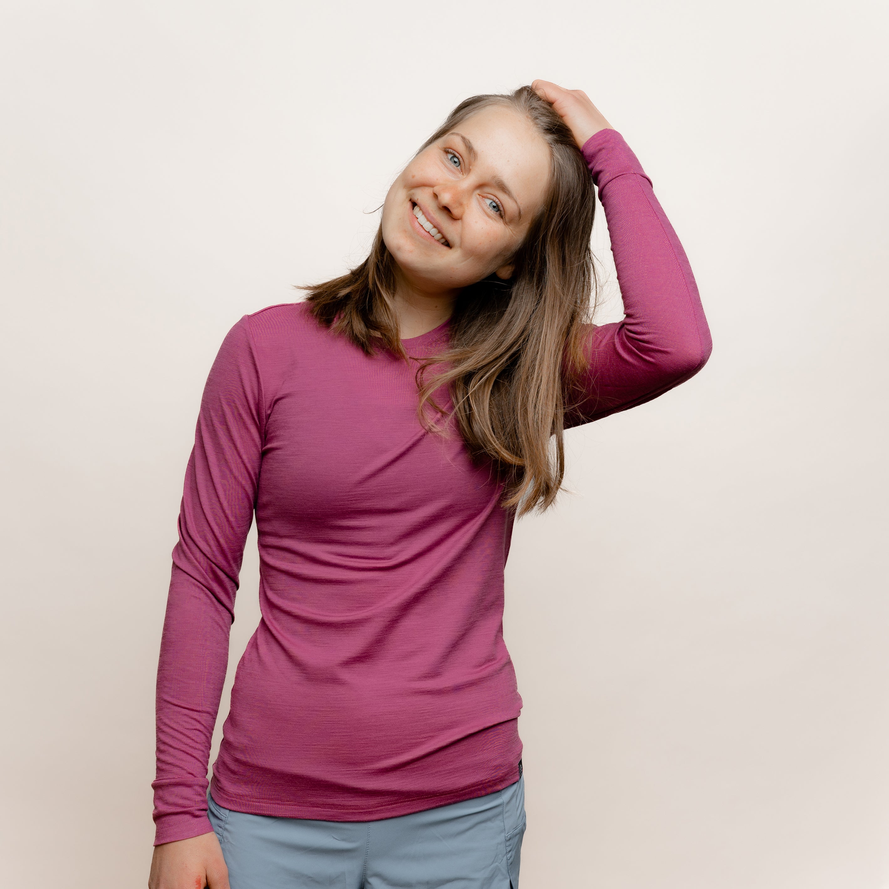 Weibliches Model mit Merino Damen Longsleeve Frontansicht von TOM FYFE in Brombeere