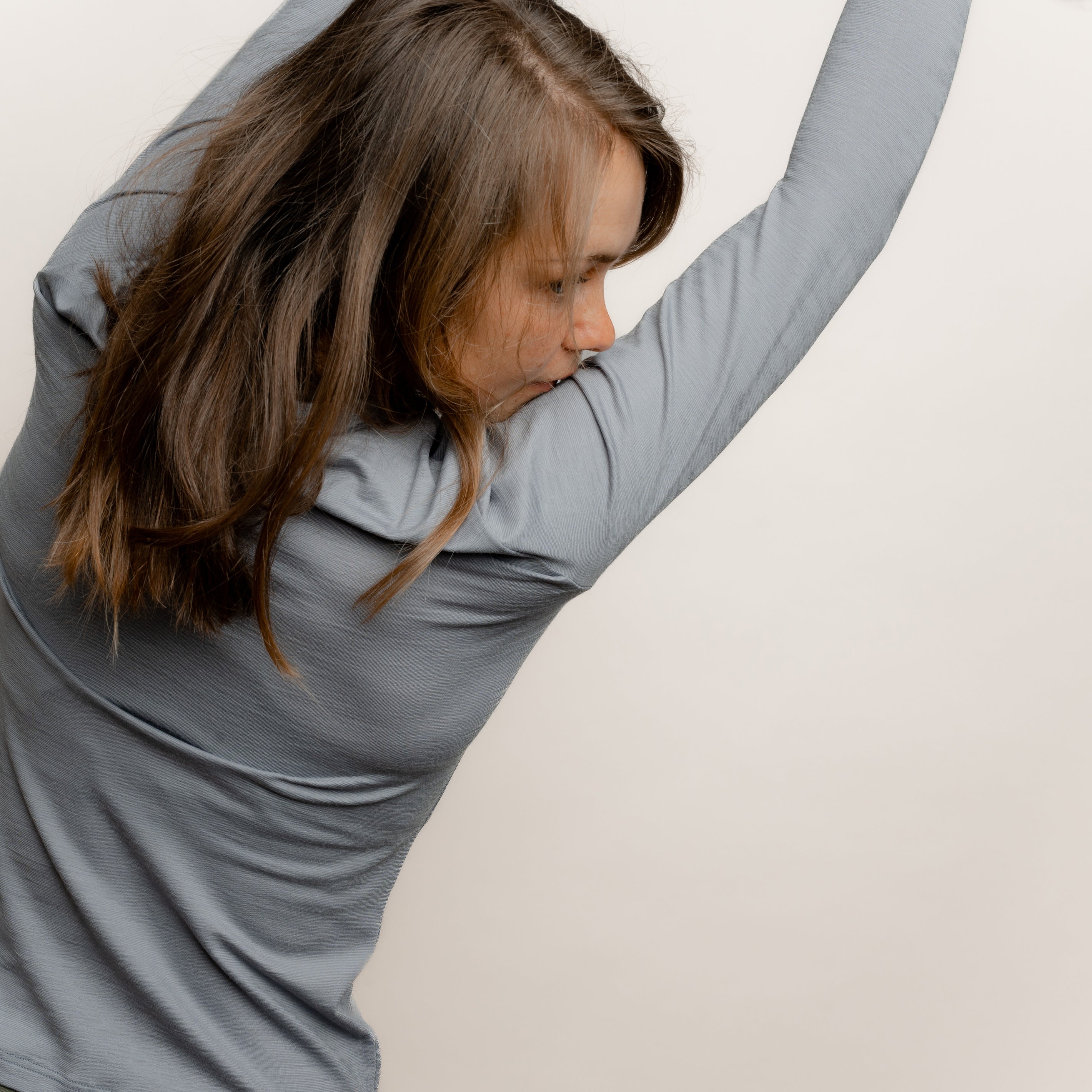 Merino Damen Longsleeve Rückansicht von Tom Fyfe in Hellgrau