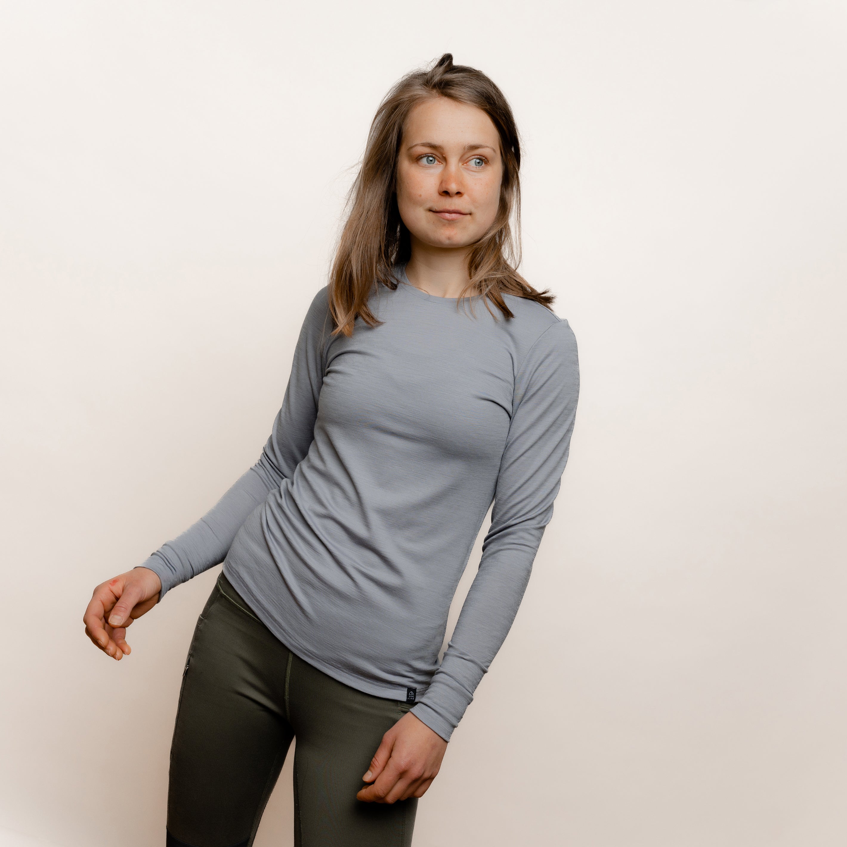 Weibliches Model mit Merino Damen Longsleeve Frontansicht von TOM FYFE in Hellgrau