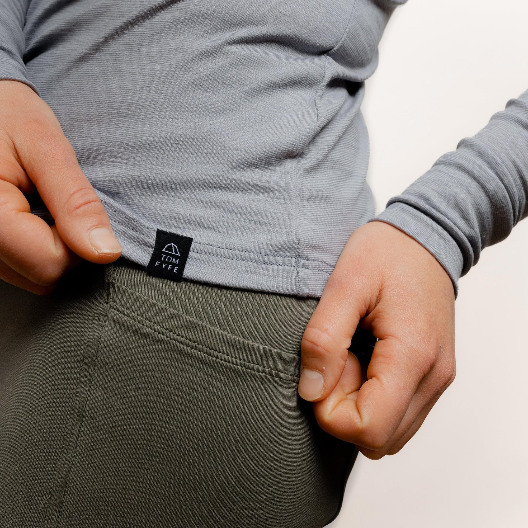 Merino Damen Langarmshirt Label Nahaufnahme von TOM FYFE in Hellgrau