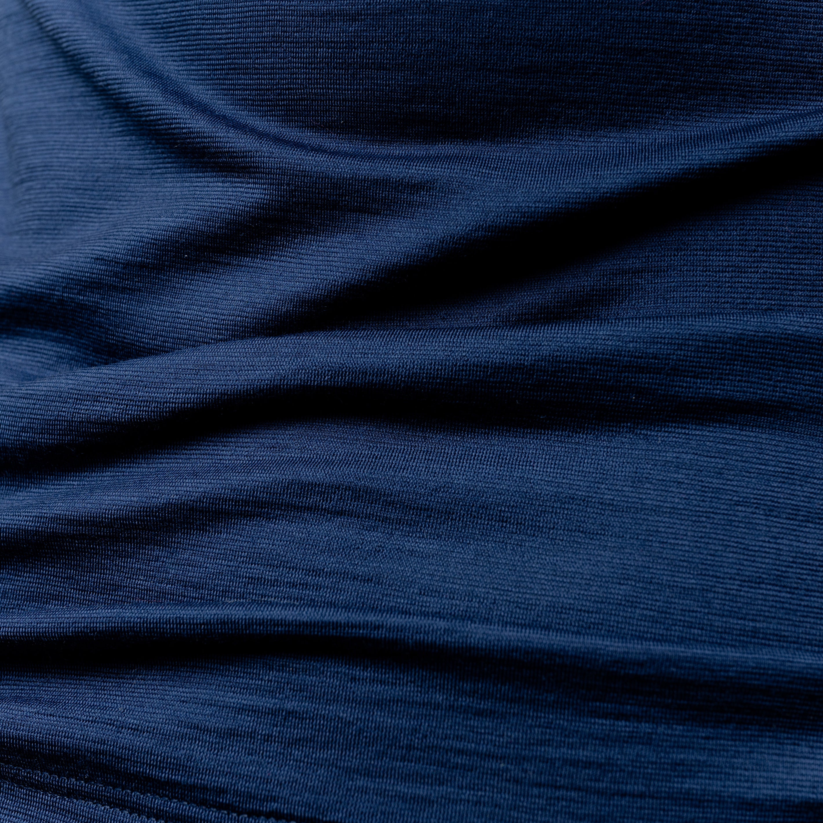 Nahaufnahme vom Stoff von Tom Fyfe Shirt Damen in Marine