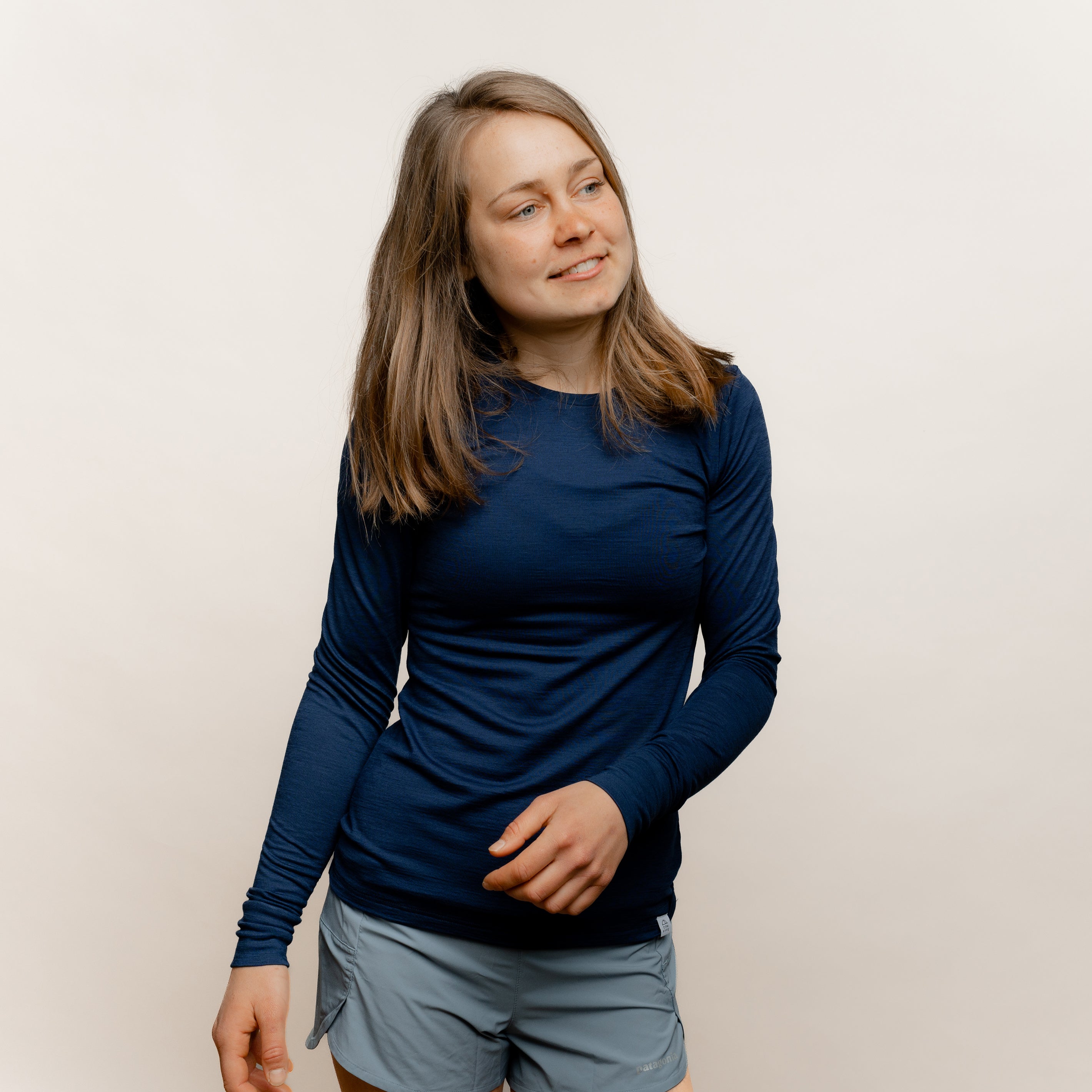 Weibliches Model mit Merino Damen Longsleeve Frontansicht von Tom Fyfe in Marine