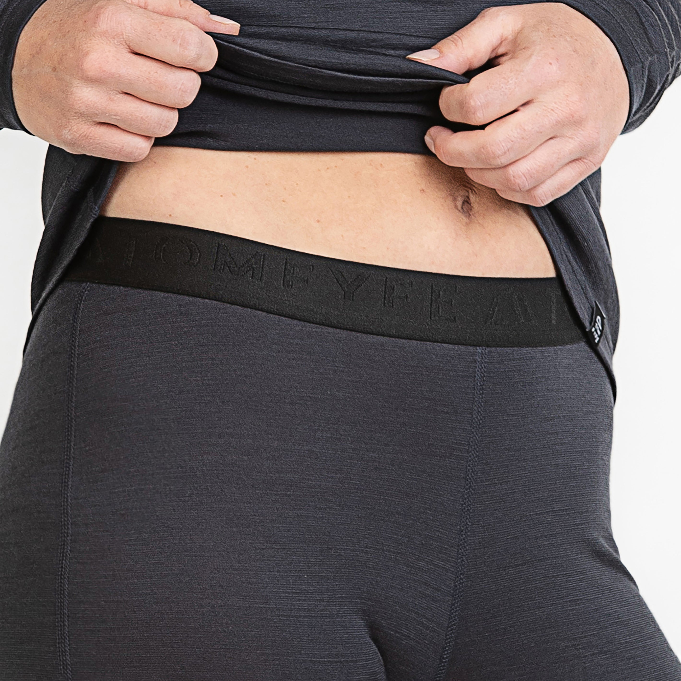 Merino Damen Leggings Nahaufnahme elastischer Bund getragen von TOM FYFE in Anthrazit