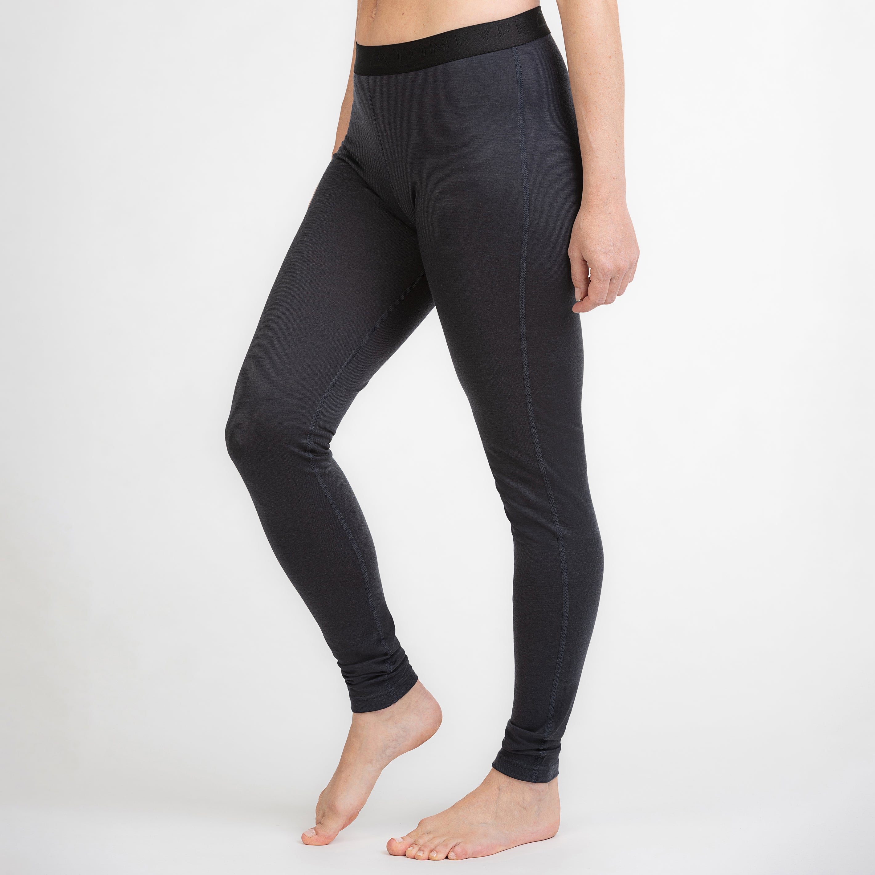 Merino Damen Leggings Seitenansicht getragen von TOM FYFE in Anthrazit