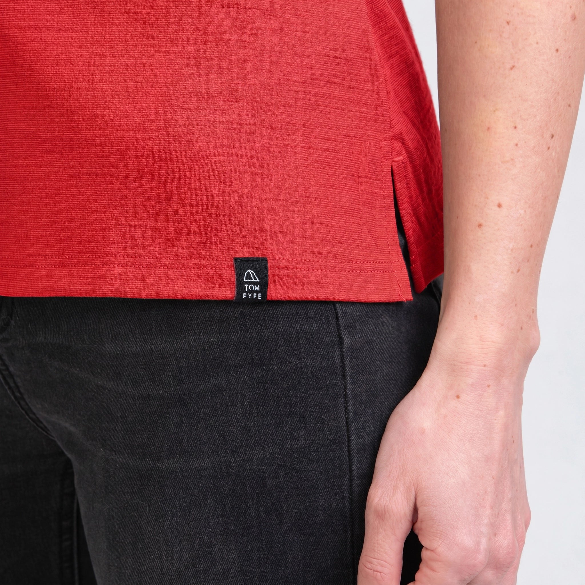 Merino Damen Poloshirt Labelansicht von TOM FYFE in Coral Red