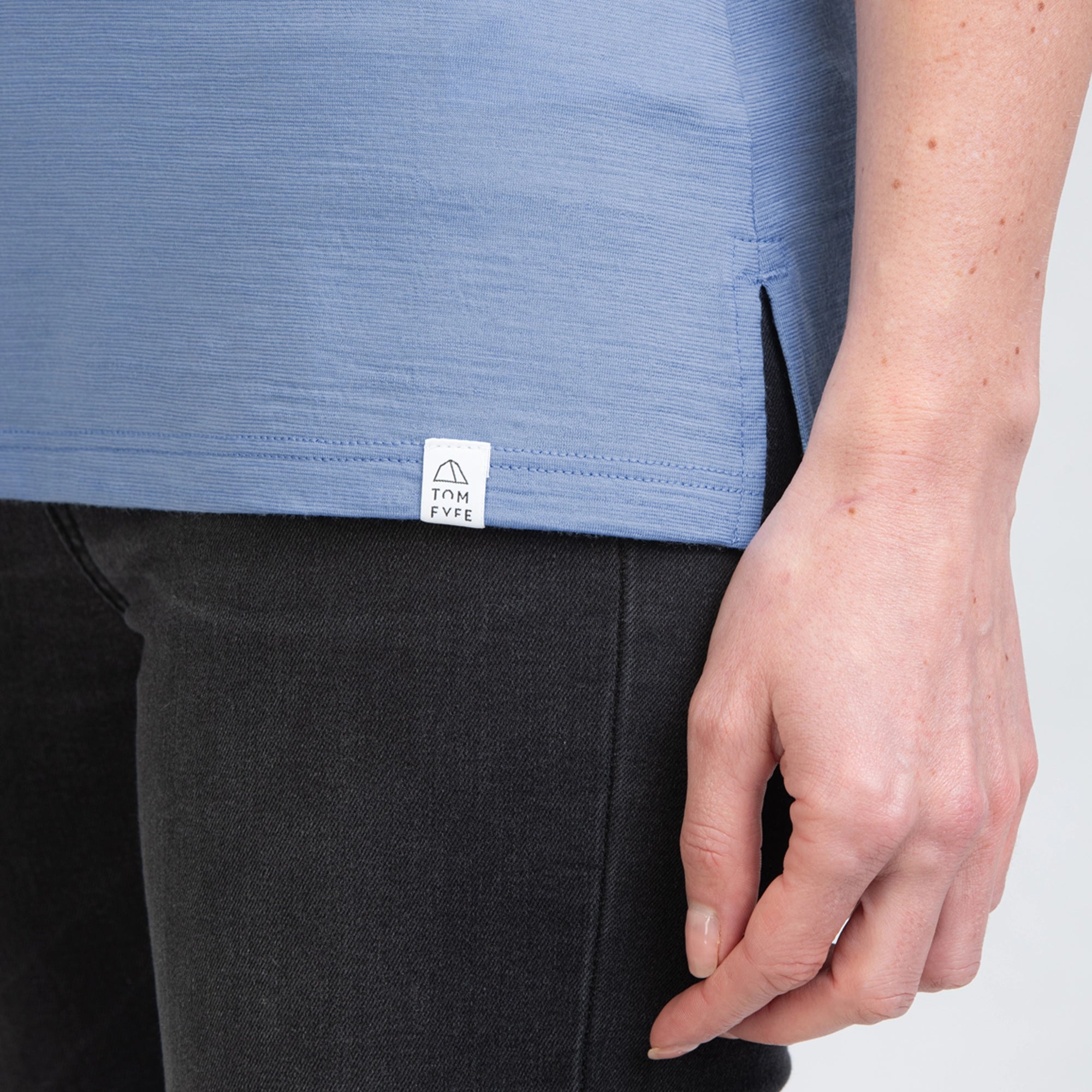 TOM FYFE Merino Damen Polo-Shirt Steel Blue Label Detail TF222202