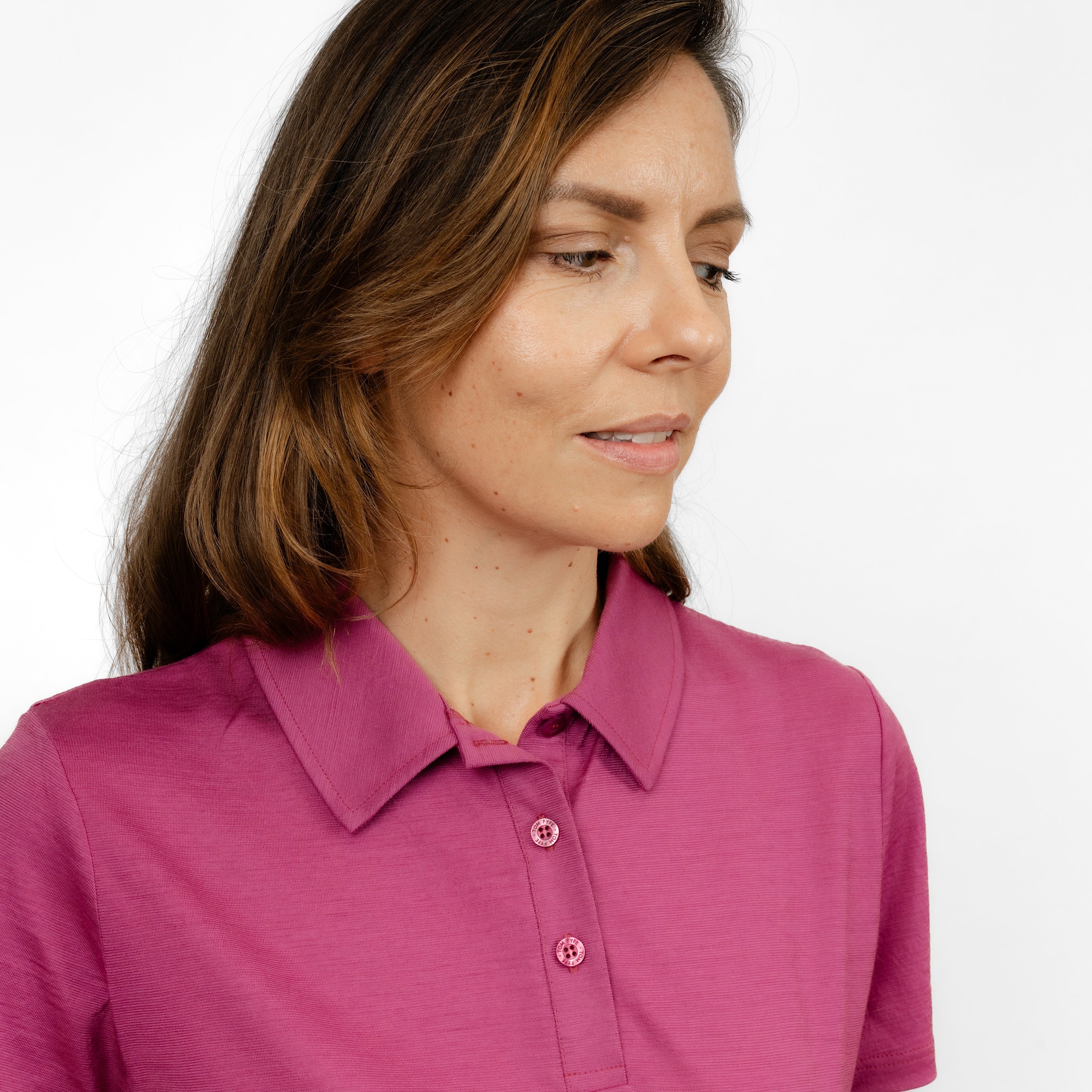 Model mit Merino Damen Poloshirt Frontansicht 2 von Tom Fyfe in Brombeere