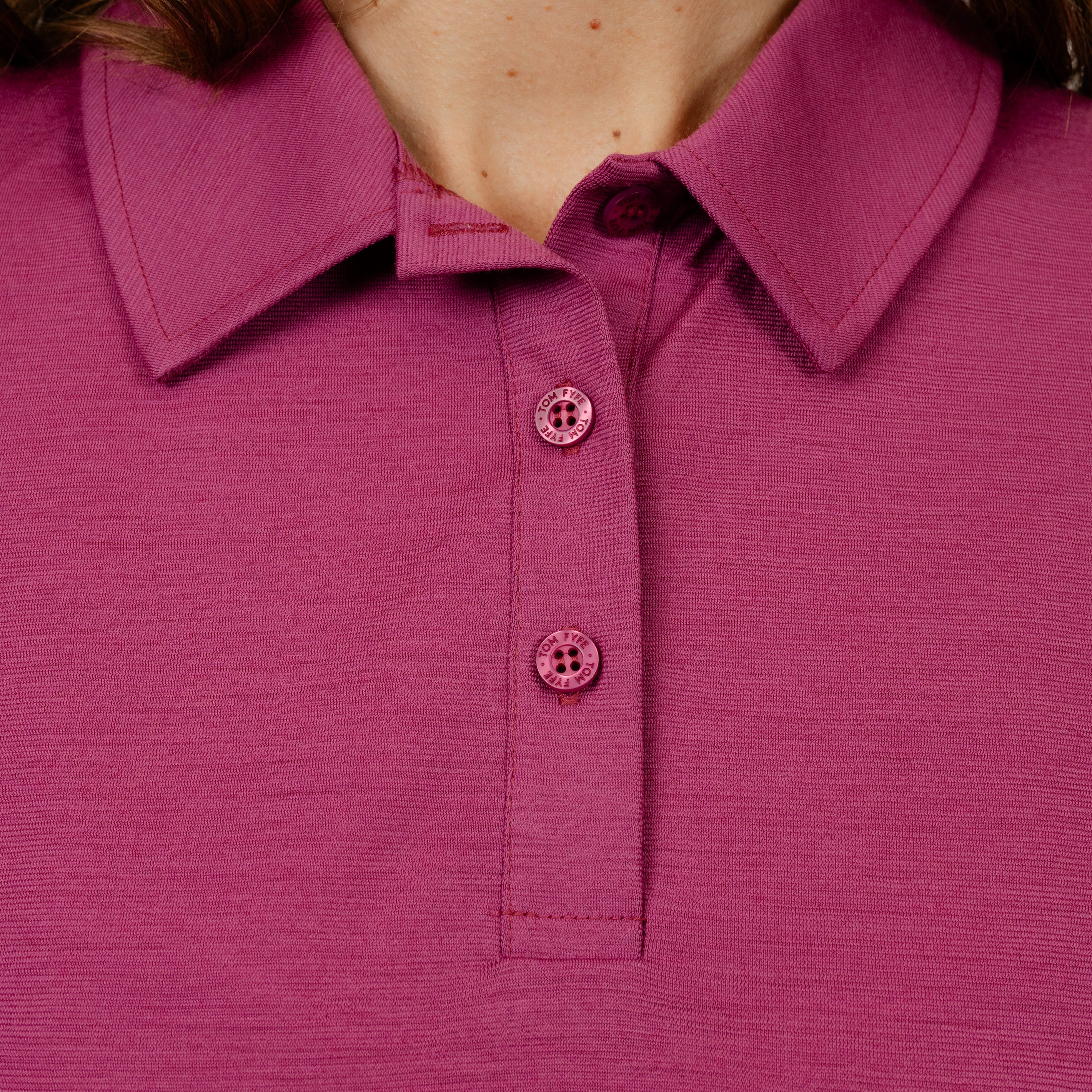 Model mit Merino Damen Poloshirt Kragenbereich von Tom Fyfe in Brombeere