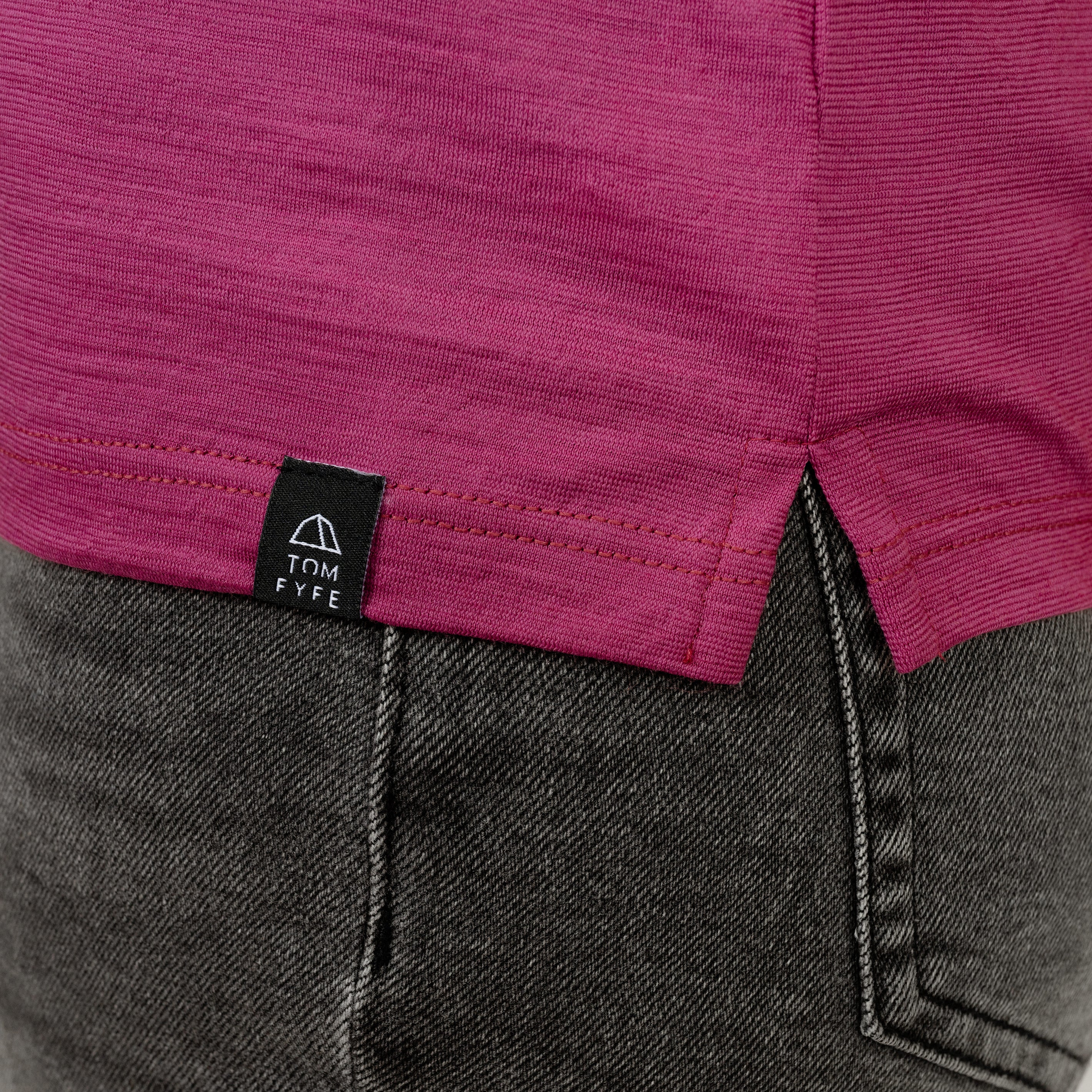 Model mit Merino Damen Poloshirt Label von Tom Fyfe in Brombeere