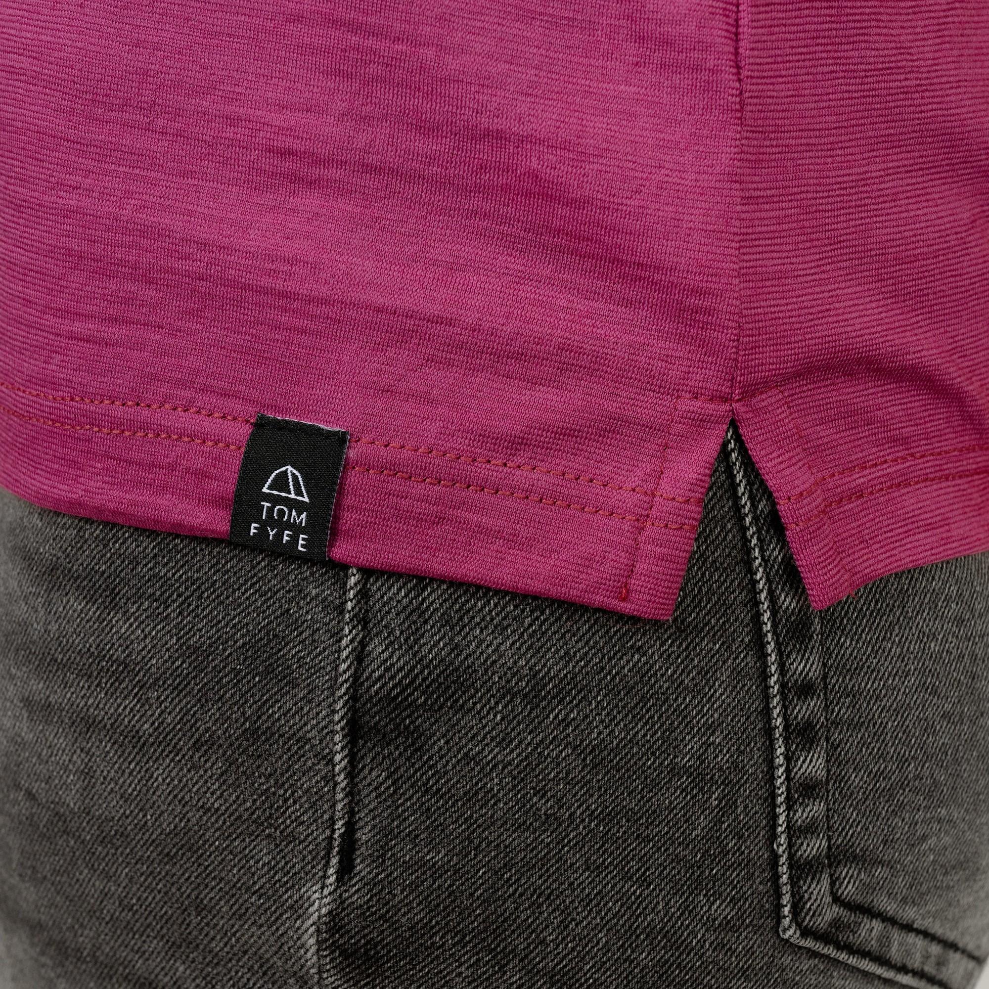 Model mit Merino Damen Poloshirt Label von Tom Fyfe in Brombeere