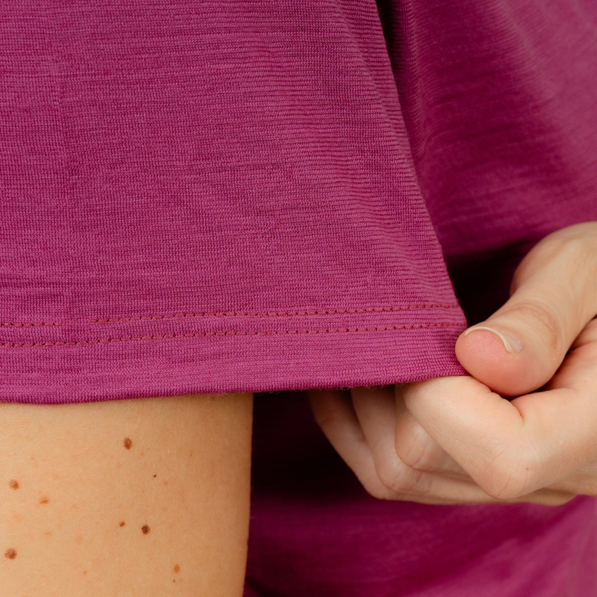 Model mit Merino Damen Poloshirt Nahaufnahme von TOM FYFE in Brombeere